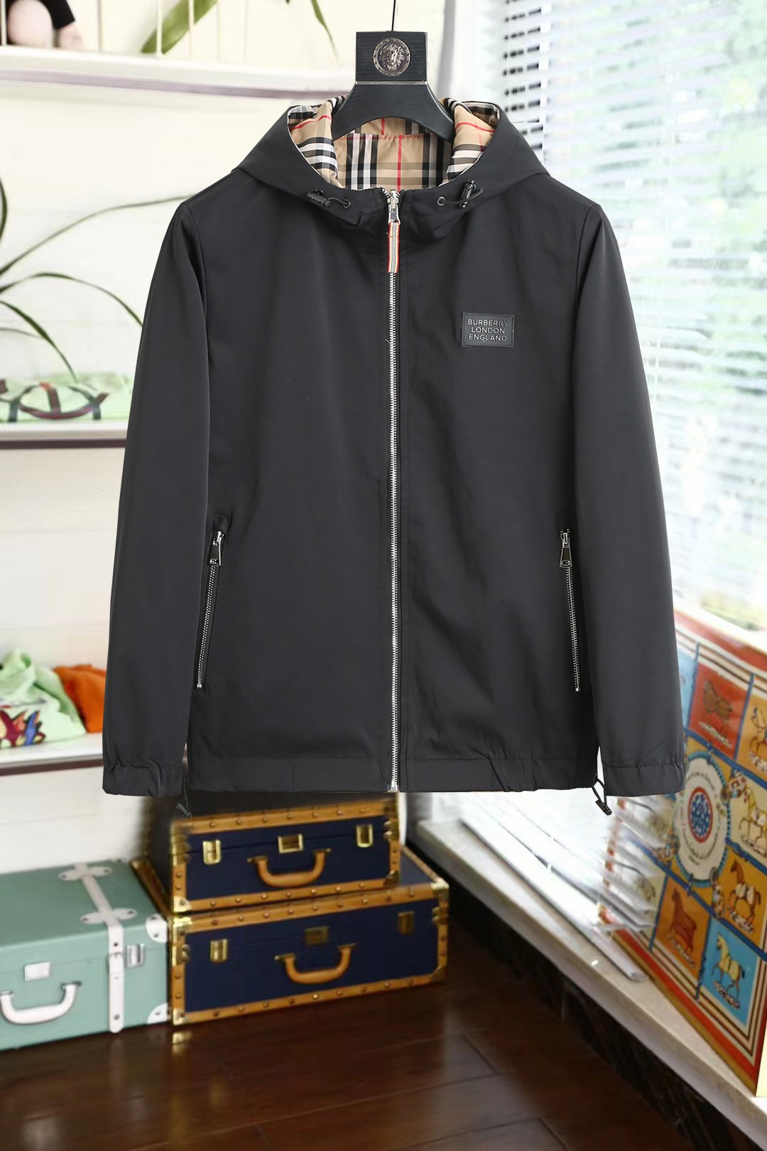 NO:734062,The hottest item for spring, Burberry original hardware with all three standards!  2026ss spring and winter latest high-end customized jacket, digitally printed brand letter logo pattern on the body, sold simultaneously on the official website, unique style zipper pocket design, hardware accessories logo, using counter-customized fabrics, the most popular fashion style elements, the upper body effect is super handsome!  Size M-XXXL (please state your height and weight when placing an order),,burberry,jackets & coats,jackets & coats,19860909开春爆款, 巴宝莉 原版五金三标齐全！2026ss春冬最新高端定制夹克外套,衣身数码印花品牌字母标志图案,官网同步发售,独特风格拉链口袋设计,五金配件Logo标志,采用专柜定制面料,最流行时尚风格元素路线,上身效果超帅气！码数M-XXXL（下单请报身高体重）,,burberry,jackets & coats,jackets & coats,,Men's clothing