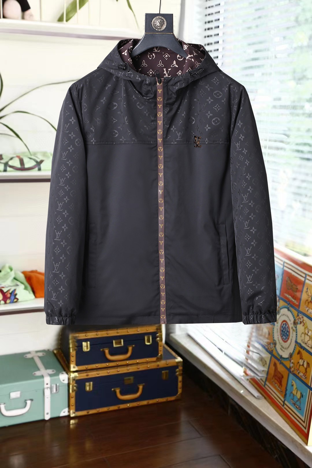 NO:734098,A hot item for spring, LV original hardware with all three standards!  2026ss spring and winter latest high-end customized jacket, digitally printed brand letter logo pattern on the body, sold simultaneously on the official website, unique style zipper pocket design, hardware accessories logo, using counter-customized fabrics, the most popular fashion style elements, the upper body effect is super handsome!  Size M-XXXL (please state your height and weight when placing an order),,louis vuitton,jackets & coats,jackets & coats,19860909开春爆款, LV 原版五金三标齐全！2026ss春冬最新高端定制夹克外套,衣身数码印花品牌字母标志图案,官网同步发售,独特风格拉链口袋设计,五金配件Logo标志,采用专柜定制面料,最流行时尚风格元素路线,上身效果超帅气！码数M-XXXL（下单请报身高体重）,,louis vuitton,jackets & coats,jackets & coats,,Men's clothing