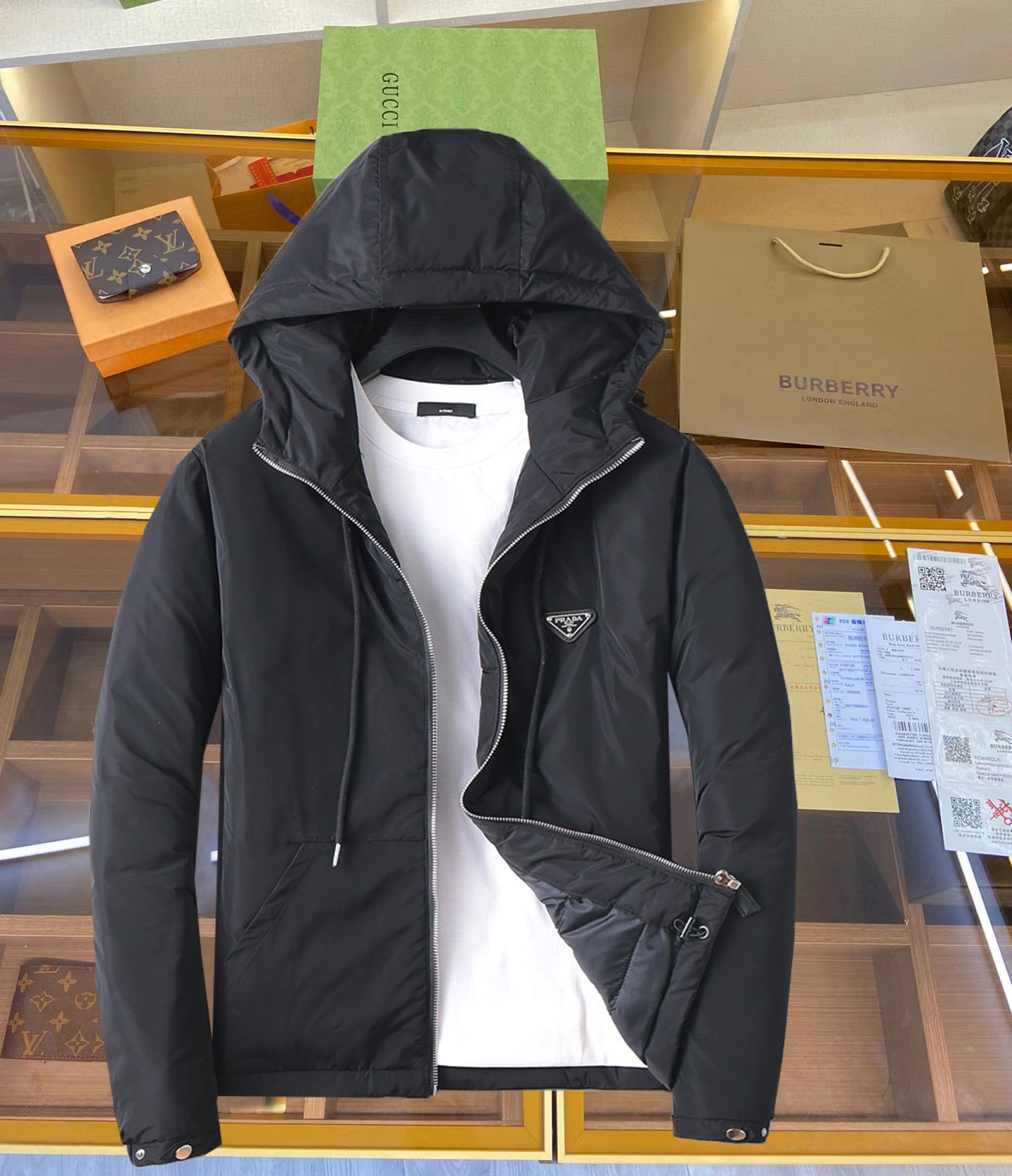 NO:629743,The hot item for the beginning of winter, Prada’s 2025 winter new down 90 white duck down jacket, the new product on the show is in perfect condition, comfortable and warm, the color is full and attractive, the very outstanding design can easily enhance the fashion sense, the workmanship is extremely sophisticated and rigorous, and the wiring is neat and meticulous!  A masterpiece from a famous designer!  The upper body does not look bloated and is super handsome!  Counter size M～XXXL,,prada,jackets & coats,down jacket,alexander wang19860909开冬爆款, 普拉达 2025冬季新款羽绒90白鸭绒外套,秀场新品品相非常完美,舒适保暖,色泽饱满诱人,非常出彩的设计,轻松将时髦感进阶,做工极为考究严谨,走线工整细致！大牌设计师巨作！上身不显臃肿、超级帅气！柜台码数M～XXXL,,prada,jackets & coats,down jacket,alexander wang,Men's clothing