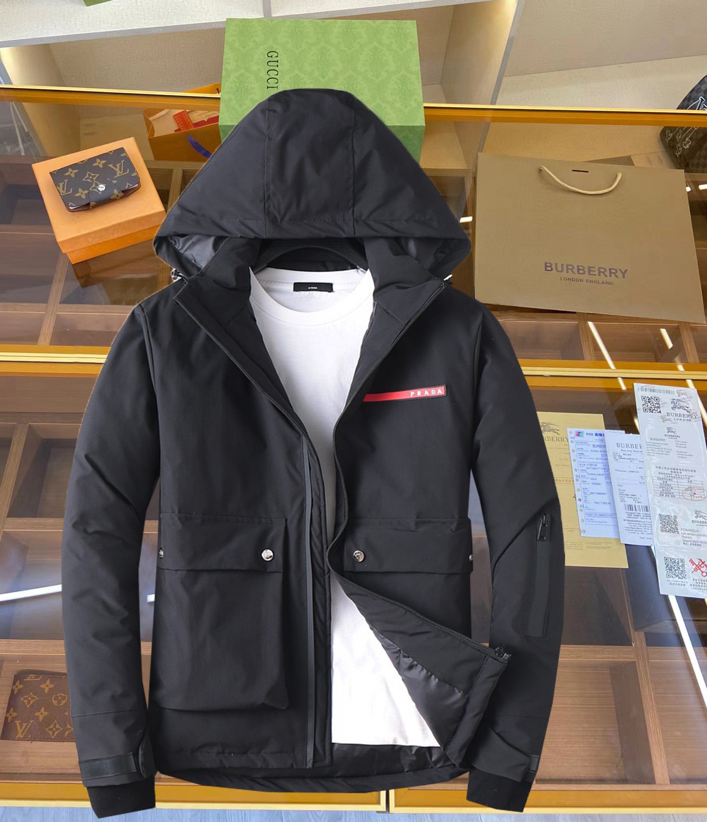 NO:629776,The hot item for the beginning of winter, Prada’s 2025 winter new down 90 white duck down jacket, the new product on the show is in perfect condition, comfortable and warm, the color is full and attractive, the very outstanding design can easily enhance the fashion sense, the workmanship is extremely sophisticated and rigorous, and the wiring is neat and meticulous!  A masterpiece from a famous designer!  The upper body does not look bloated and is super handsome!  Counter size M～XXXL,,prada,jackets & coats,down jacket,alexander wang19860909开冬爆款, 普拉达 2025冬季新款羽绒90白鸭绒外套,秀场新品品相非常完美,舒适保暖,色泽饱满诱人,非常出彩的设计,轻松将时髦感进阶,做工极为考究严谨,走线工整细致！大牌设计师巨作！上身不显臃肿、超级帅气！柜台码数M～XXXL,,prada,jackets & coats,down jacket,alexander wang,Men's clothing