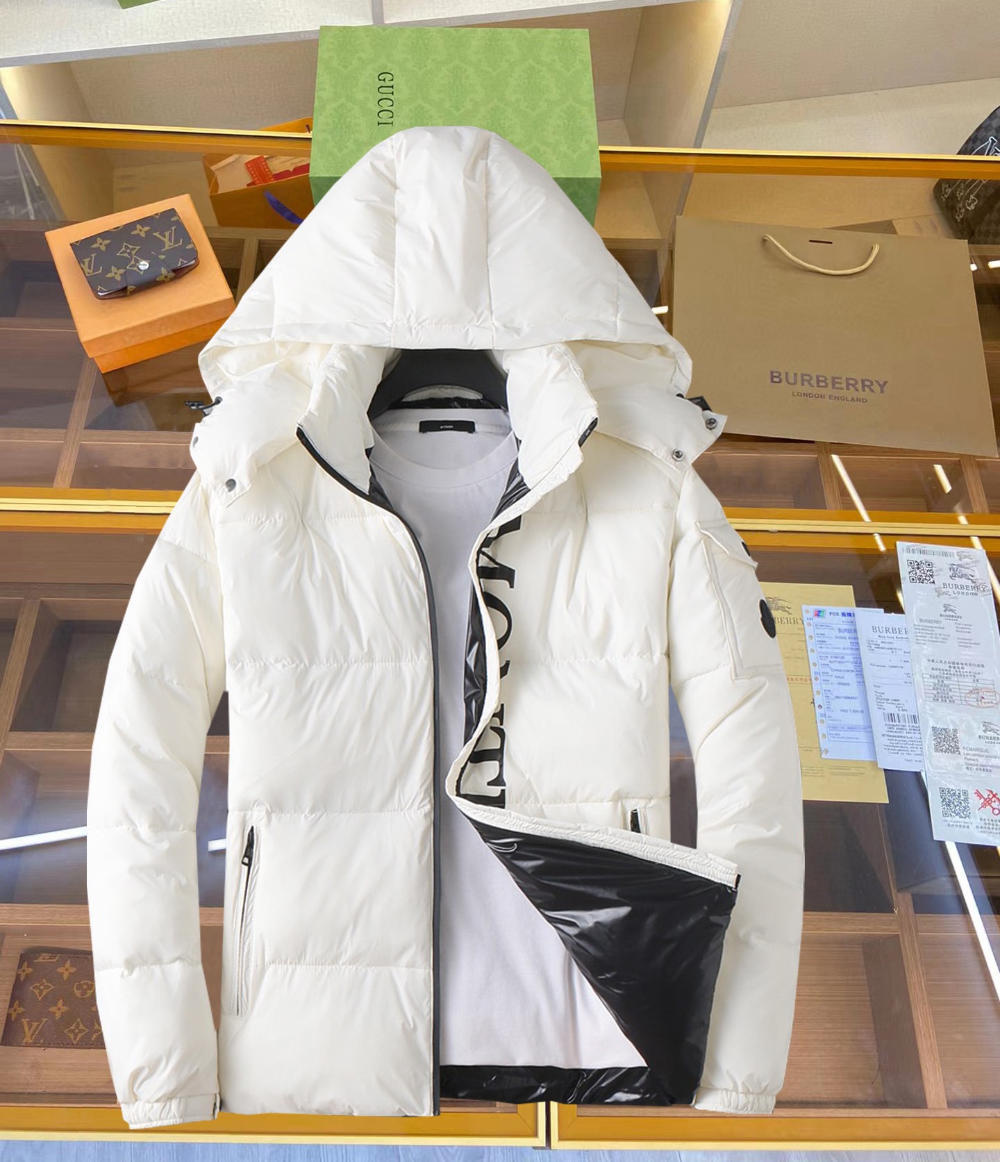 NO:629750,The hottest item in winter, the new 2025 winter down 90 white duck down jacket. The new product on the show is in perfect condition. It is comfortable and warm, and the color is full and attractive. The very outstanding design can easily enhance the fashion sense. The workmanship is extremely sophisticated and rigorous, and the wiring is neat and meticulous!  A masterpiece from a famous designer!  The upper body does not look bloated and is super handsome!  Counter size M～XXXL,,Moncler,jackets & coats,down jacket,alexander wang19860909开冬爆款, 蒙口 2025冬季新款羽绒90白鸭绒外套,秀场新品品相非常完美,舒适保暖,色泽饱满诱人,非常出彩的设计,轻松将时髦感进阶,做工极为考究严谨,走线工整细致！大牌设计师巨作！上身不显臃肿、超级帅气！柜台码数M～XXXL,,Moncler,jackets & coats,down jacket,alexander wang,Men's clothing