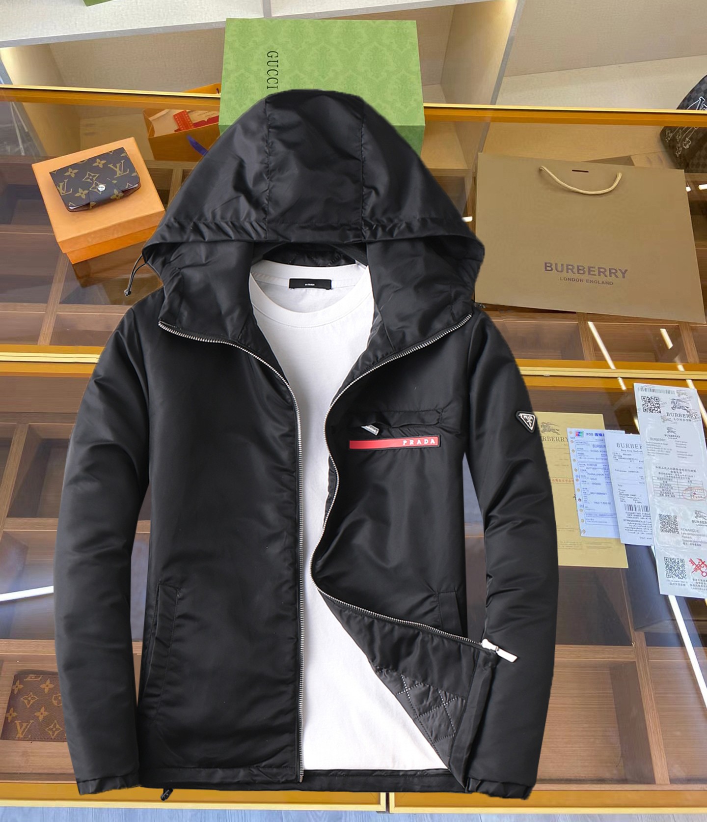 NO:629764,Hot item for the winter, Prada has all three standards, 2025ss new winter down jacket and cotton jacket, the new product on the show is in perfect condition, comfortable and warm, the color is full and attractive, the design is very outstanding, it can easily enhance the sense of fashion, the workmanship is extremely sophisticated and rigorous, and the wiring is neat and meticulous!  A masterpiece from a famous designer!  The upper body does not look bloated and is super handsome!  Available sizes M ~ XXXL,,prada,jackets & coats,down jacket,alexander wang19860909开冬爆款, 普拉达 三标齐全 2025ss冬季新款羽绒棉服加棉外套,秀场新品品相非常完美,舒适保暖,色泽饱满诱人,非常出彩的设计,轻松将时髦感进阶,做工极为考究严谨,走线工整细致！大牌设计师巨作！上身不显臃肿、超级帅气！现货码数M ～ XXXL,,prada,jackets & coats,down jacket,alexander wang,Men's clothing