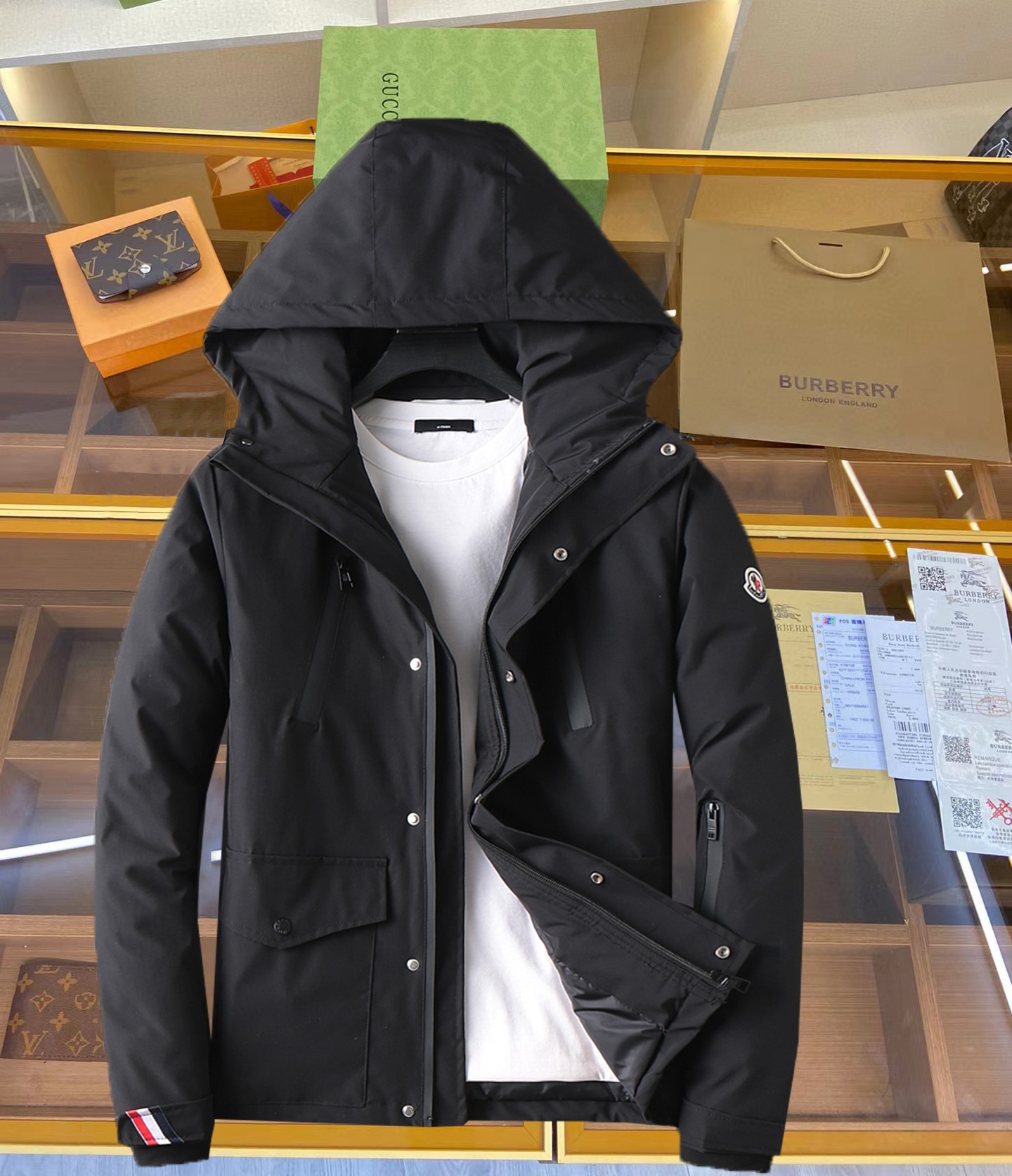 NO:629770,The hottest item in winter, the new 2025 winter down 90 white duck down jacket, the new product on the show is in perfect condition, comfortable and warm, the color is full and attractive, the very outstanding design can easily enhance the fashion sense, the workmanship is extremely sophisticated and rigorous, and the wiring is neat and meticulous!  A masterpiece from a famous designer!  The upper body does not look bloated and is super handsome!  Counter size M～XXXL,,Moncler,jackets & coats,down jacket,alexander wang19860909开冬爆款, 蒙口 2025冬季新款羽绒90白鸭绒外套,秀场新品品相非常完美,舒适保暖,色泽饱满诱人,非常出彩的设计,轻松将时髦感进阶,做工极为考究严谨,走线工整细致！大牌设计师巨作！上身不显臃肿、超级帅气！柜台码数M～XXXL,,Moncler,jackets & coats,down jacket,alexander wang,Men's clothing