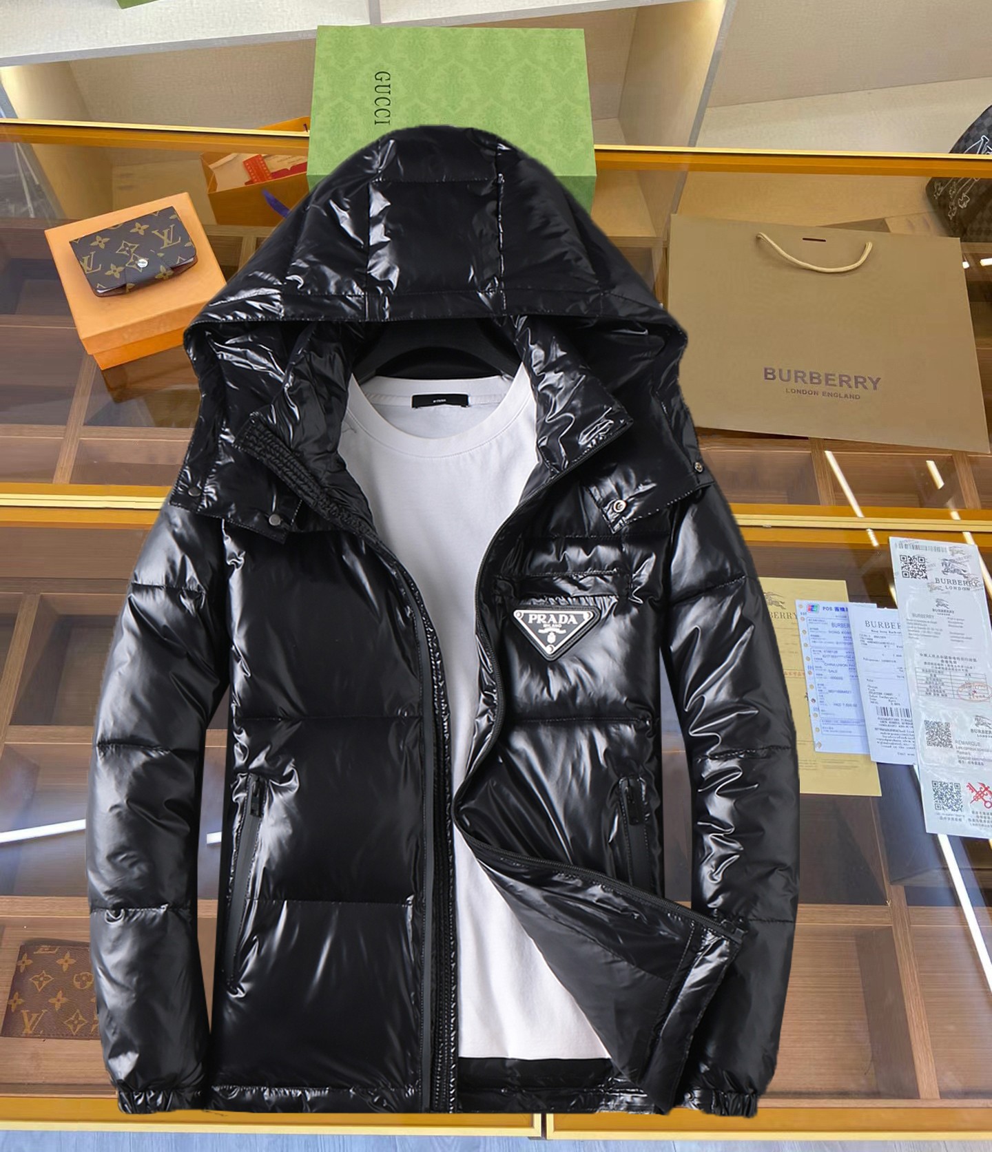 NO:629756,The hot item for the beginning of winter, Prada’s 2025 winter new down 90 white duck down jacket, the new product on the show is in perfect condition, comfortable and warm, the color is full and attractive, the very outstanding design can easily enhance the fashion sense, the workmanship is extremely sophisticated and rigorous, and the wiring is neat and meticulous!  A masterpiece from a famous designer!  The upper body does not look bloated and is super handsome!  Counter size M～XXXL,,prada,jackets & coats,down jacket,alexander wang19860909开冬爆款, 普拉达 2025冬季新款羽绒90白鸭绒外套,秀场新品品相非常完美,舒适保暖,色泽饱满诱人,非常出彩的设计,轻松将时髦感进阶,做工极为考究严谨,走线工整细致！大牌设计师巨作！上身不显臃肿、超级帅气！柜台码数M～XXXL,,prada,jackets & coats,down jacket,alexander wang,Men's clothing