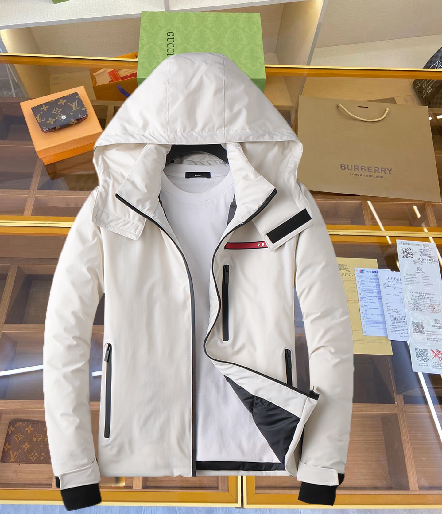 NO:629757,The hot item for the beginning of winter, Prada’s 2025 winter new down 90 white duck down jacket, the new product on the show is in perfect condition, comfortable and warm, the color is full and attractive, the very outstanding design can easily enhance the fashion sense, the workmanship is extremely sophisticated and rigorous, and the wiring is neat and meticulous!  A masterpiece from a famous designer!  The upper body does not look bloated and is super handsome!  Counter size M～XXXL,,prada,jackets & coats,down jacket,alexander wang19860909开冬爆款, 普拉达 2025冬季新款羽绒90白鸭绒外套,秀场新品品相非常完美,舒适保暖,色泽饱满诱人,非常出彩的设计,轻松将时髦感进阶,做工极为考究严谨,走线工整细致！大牌设计师巨作！上身不显臃肿、超级帅气！柜台码数M～XXXL,,prada,jackets & coats,down jacket,alexander wang,Men's clothing