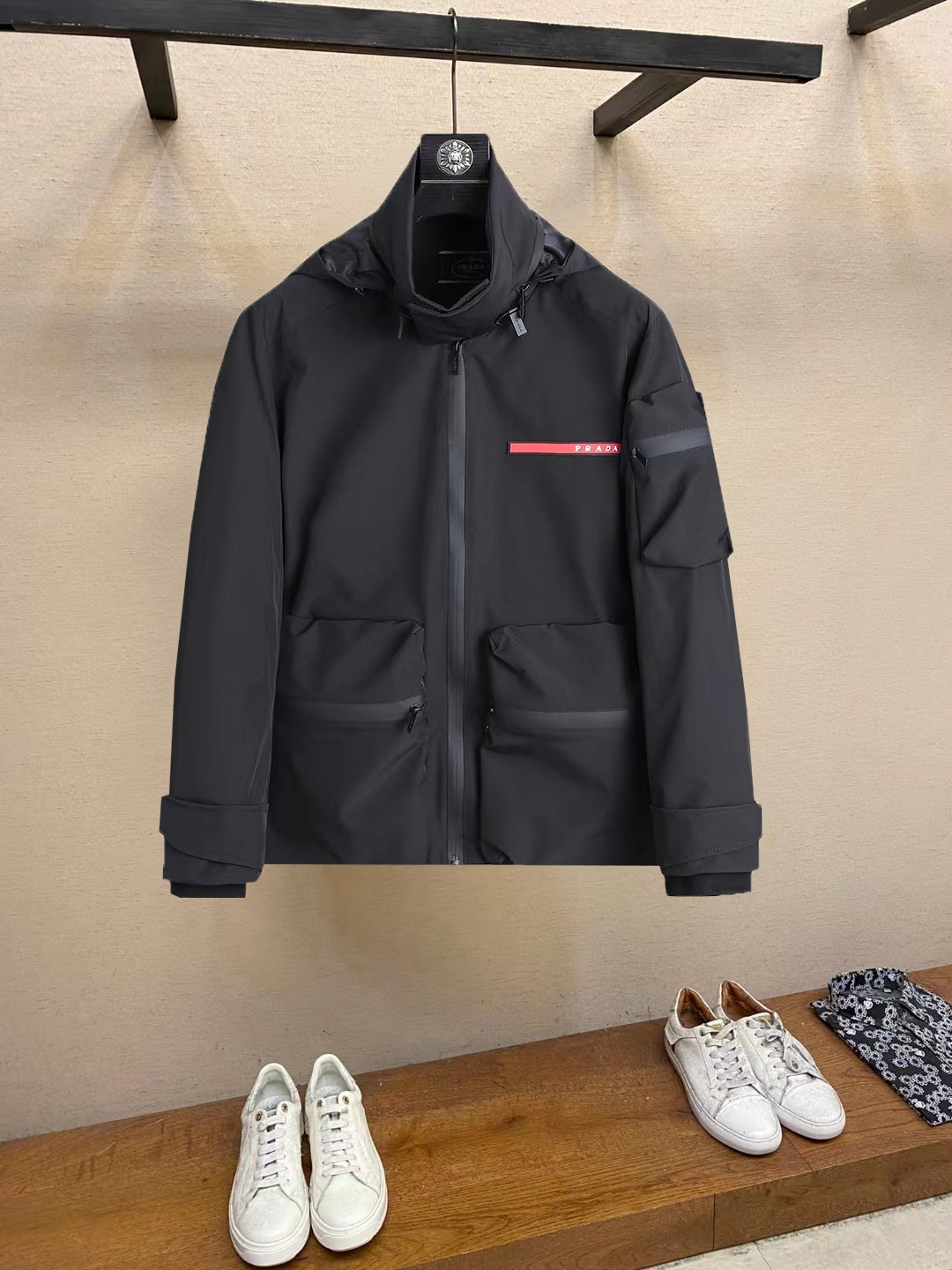 NO:862443,Hot spring style, the same style from PRADA’s official website, is on sale in advance!  2026ss new spring men's jackets, original high-end version with three standards!  With hidden hood, custom-made fabrics at the counter, highly breathable and comfortable, impeccable details, brand element design concept, reflecting high quality. It feels delicate and soft!  It presents a casual cut and the upper body shape is awesome!  Size M～3XL, maximum wearing capacity is 195kg.,,prada,prada,jackets & coats,jackets & coats,hats,19860909开春爆款,普拉达 PRADA 官网同款,提前发售！2026ss开春新款男士夹克外套,原单三标齐全高端版本！带隐藏帽,专柜定制面料 透气舒适度高,细节无可挑剔,品牌元素设计理念,体现高品质.手感细腻柔软！呈现休闲裁剪,上身版型超赞！码数M～3XL,最大穿195斤.,,prada,prada,jackets & coats,jackets & coats,hats,,Men's clothing