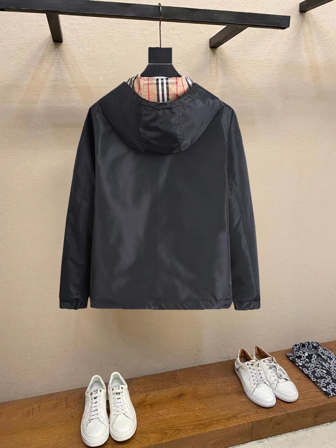 NO:862388,The popular style for spring, BBR 2026 classic small plaid double-sided jacket A2 custom-woven and dyed khaki plaid fabric, the grid size is the same as that of z popular style for spring, P, the difference is that the plaid of ready-made fabrics on the market is 1cm larger at a glance, the front, back, and hat positioning, restore all alignment problems, piece cutting and trimming cost a huge amount of labor time, the entire garment has two layers of fabrics inside and outside, and there is a layer of fabric in the middle  , there are three layers of fabric in total, and the fabric consumption is huge!  All hardware accessories such as drawstrings, rubber seals, zippers, etc. are all custom-made through mold making. There is no pressure when entering and exiting the counter. You can compare at will. Sizes M-3XL,, jackets & coats, jackets & coats, hats,19860909开春爆款,BBR 2026款 经典小格子双面夹克外套A2 定织定染卡其色格子面料,格子大小和z开春爆款,P一致,区别 市面现成面料格子大1cm的一眼假差距,前幅、后背、帽子定位,还原所有对位问题,件裁、修片花费巨大人工时间成本,整件衣服除去内外两层面料,中间还有一层面料 ,一共有三层面料,面料消耗巨大！抽绳,胶章,拉链等所有五金辅料全部开模定制,出入专柜无压力,随意对比. 尺码M-3XL,,jackets & coats,jackets & coats,hats,,Men's clothing