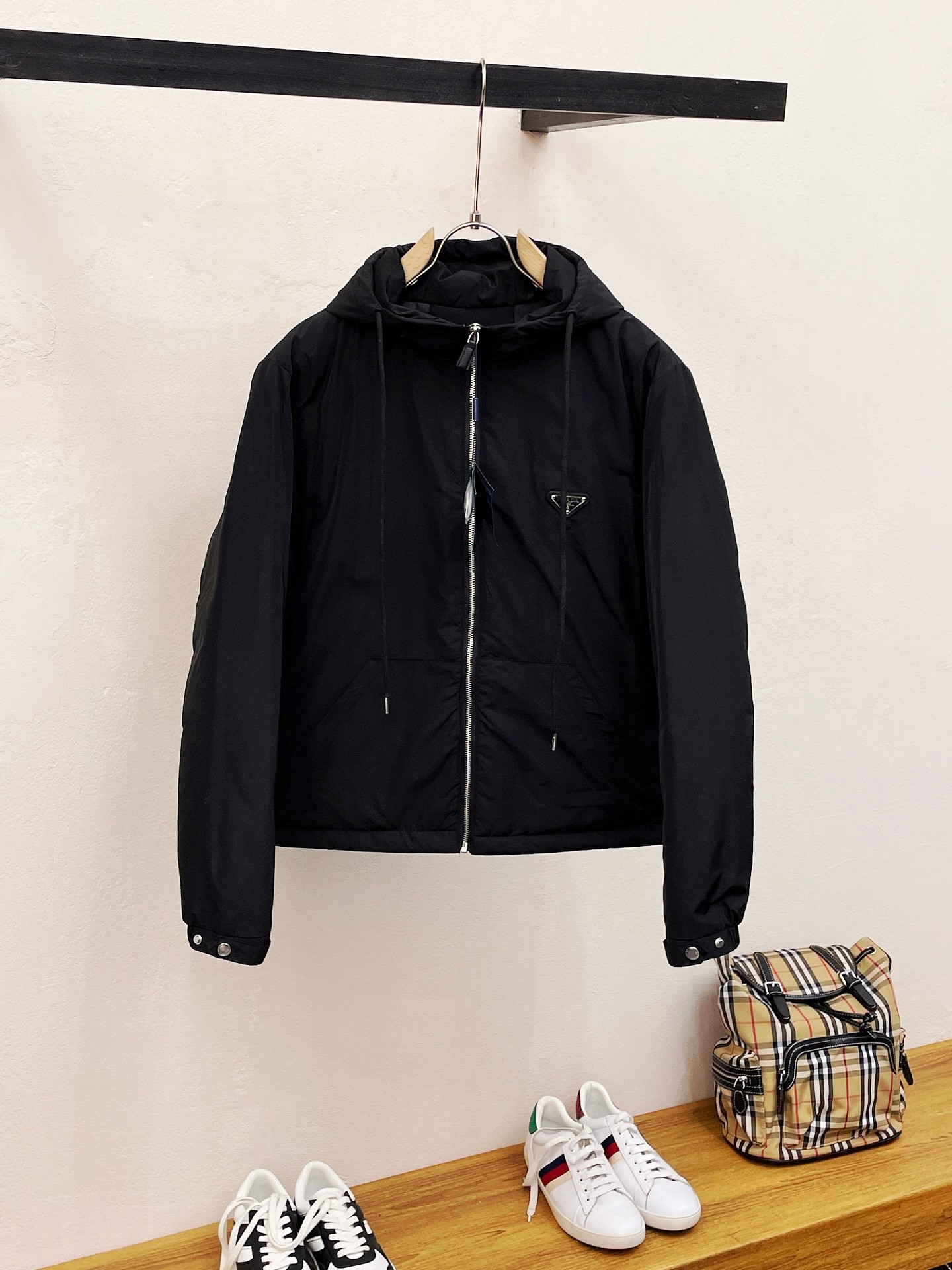 NO:646131,Supports exchange after the end of the year, Prada, Fw waterproof laminated hooded down jacket  This jacket is made of Extreme-Tex fabric, which is modern and technological. Extreme-Tex fabric is an innovative fabric created by Pr*d* that supports replacement after the year. The original design intention is to combine avant-garde fabric technology and ecologically sustainable manufacturing methods to create a new benchmark for fabrics. The  The three-layer fabric is made from renewable polyester yarn, and the carbon-free waterproof material makes it breathable, waterproof and windproof. The inner membrane is made of Gra to support year-round replacement and Phene to ensure antibacterial temperature regulation. The jacket has a regular fit and regular shoulders, heat-sealed seams and pockets, waxed zippers and Linea  Rossa latex rubber logo labels jointly create a distinctive brand style. The interior is filled with 90% white goose down, which has excellent thermal insulation performance!  Basically meet your daily wear and outdoor adventure trip!  Same style for men and women. Size M-3xl color black m shoulder width 50 bust 59 length 79 sleeve length 63 l shoulder width 51 bust 61 length 80 sleeve length 64 xl shoulder width 52 bust 63 length 81 sleeve length 65 xxl shoulder width 53 bust 65 length 83 sleeve length 66 3xl shoulder width  54 Bust 67 Length 84 Sleeve Length 66,, prada, jackets & coats, down jacket, hats, alexander wang19860909支持年后退换,Prada、 Fw 防水压胶连帽羽绒服 这款夹克采用Extreme-Tex面料精制而成,颇具现代感和科技性.Extreme-Tex面料是由支持年后退换,Pr*d*独创的创新性面料,设计初衷是将前卫的织物技术和生态可持续的制造方法结合起来,打造面料新标杆.该三层织物采用可再生聚酯纤维纱线所制,无碳防水材质带来透气、防水和防风效果.内膜采用Gra支持年后退换,Phene打造,保证具备抗菌性的温度调节性能.夹克具有常规版型和常规肩部设计,热封饰带接缝和口袋涂蜡拉链与Linea Rossa乳胶橡胶徽标标签共同塑造与众不同的品牌格调.内里填充90白鹅绒,保暖性能超优越！基本满足您日常穿着与户外冒险之旅！ 男女同款. 尺码M-3xl 颜色黑色 m 肩宽 50胸围59衣长79袖长63 l 肩宽 51胸围61衣长80袖长64 xl 肩宽 52胸围63衣长81袖长65 xxl肩宽 53胸围65衣长83袖长66 3xl肩宽 54胸围67衣长84袖长66,,prada,jackets & coats,down jacket,hats,alexander wang,Men's clothing