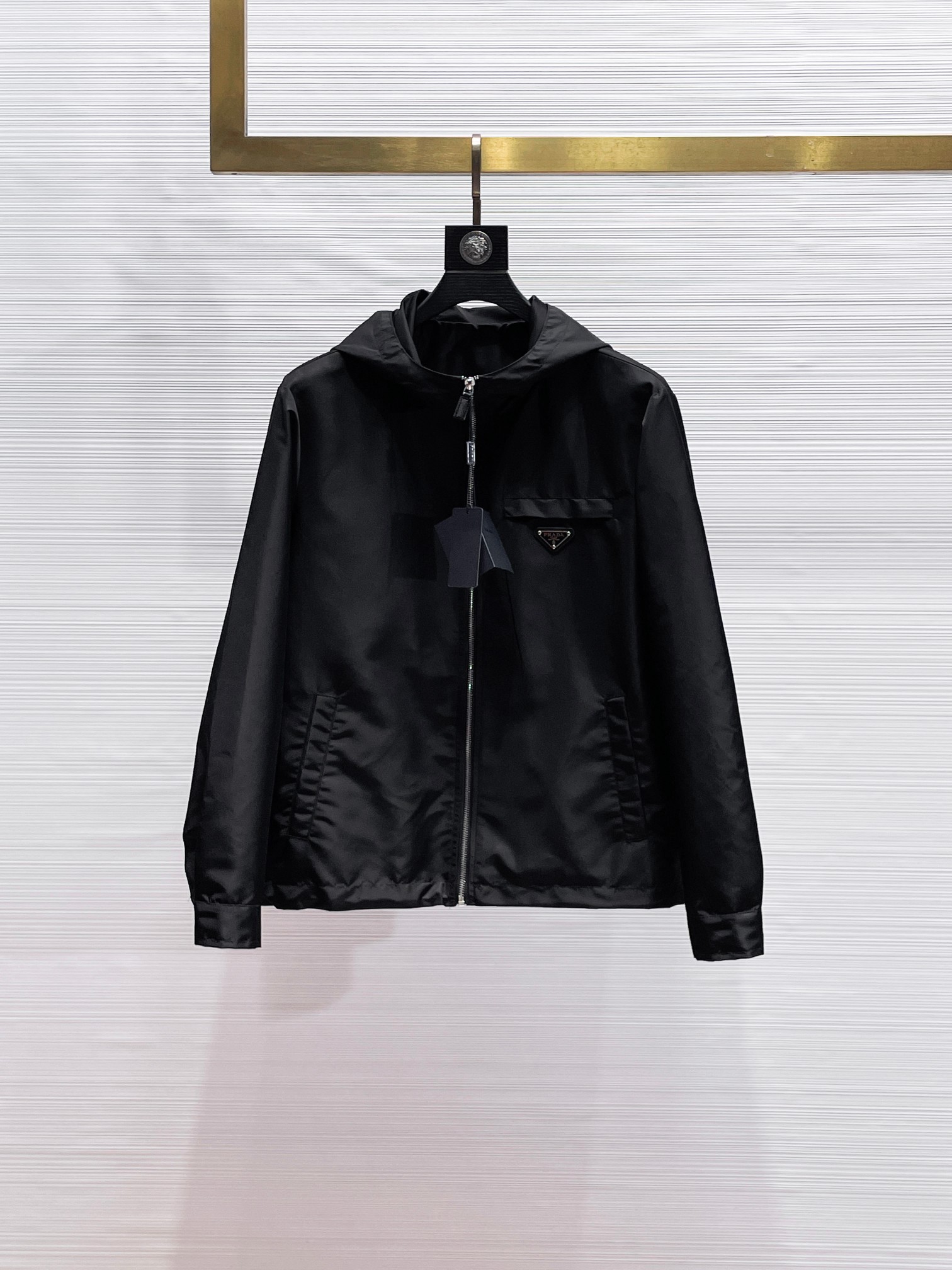 NO:869994,Hot new year style, the same style as Prada (high-end quality) official website 2026 early spring new fashion casual hooded jacket, imported original technical fabrics, comfortable and breathable upper body, exquisite hand-embroidered letter logo on the chest, unique design reversible style, digital positioning printing technology on the reverse, highlighting the personality of young people, original hardware accessories, extremely high-grade, handsome upper body!  M-3XL, can be worn up to 200 pounds,, prada, jackets & coats, jackets & coats, hats,19860909新春爆款, 普拉达（高端品质）官网同款 2026早春新品时尚休闲连帽夹克外套,进口原版科技面料,上身舒适透气,胸前精致手工刺绣工艺字母logo,独特设计两面穿风格,反面数码定位印花工艺,彰显了年轻人的个性,原版五金辅料,档次极高,上身帅气十足！M-3XL,最大穿到200斤,,prada,jackets & coats,jackets & coats,hats,,Men's clothing