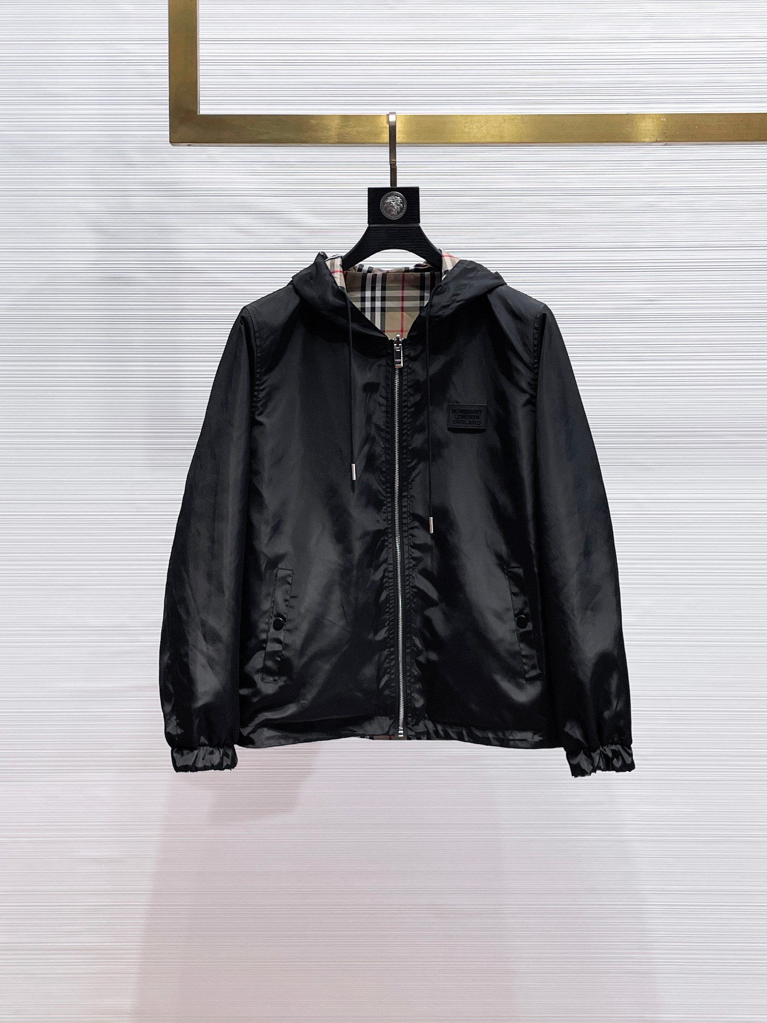 NO:869259,Hot new winter style, Burberry (high-end quality) official website same style 2026 early winter new fashion casual double-sided hooded jacket, imported original technical fabrics, comfortable and breathable upper body, exquisite hand-embroidered letter logo on the chest, unique design reversible style, digital positioning printing technology on the reverse, highlighting the personality of young people, original hardware accessories, extremely high-grade, handsome upper body!  M-3XL,,burberry,jackets & coats,jackets & coats,hats,19860909新冬爆款, 巴宝莉（高端品质）官网同款 2026早冬新品时尚休闲双面连帽夹克外套,进口原版科技面料,上身舒适透气,胸前精致手工刺绣工艺字母logo,独特设计两面穿风格,反面数码定位印花工艺,彰显了年轻人的个性,原版五金辅料,档次极高,上身帅气十足！M-3XL,,burberry,jackets & coats,jackets & coats,hats,,Men's clothing