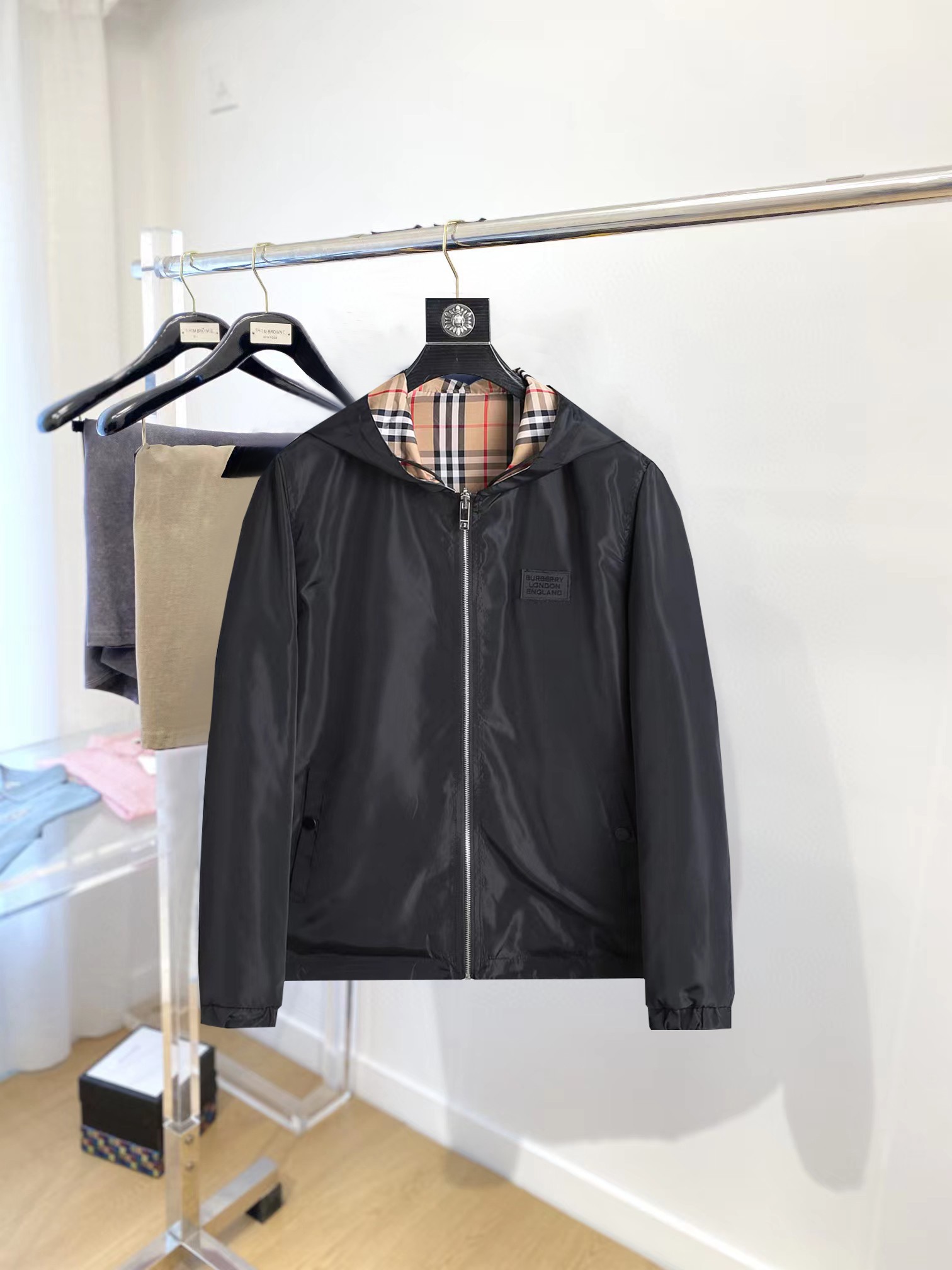 NO:954571,A hot item for the beginning of autumn, Burberry (high-end quality) 2026 early autumn new stylish casual hooded double-sided jacket, imported original technical fabrics, comfortable and breathable upper body, exquisite hand-embroidered letter logo on the chest, unique design reversible style, digital positioning printing technology on the reverse, highlighting the personality of young people, original hardware accessories, extremely high-grade, handsome upper body!  M-3XL,,burberry,jackets & coats,jackets & coats,hats,19860909开秋爆款, 巴宝莉（高端品质）2026早秋新品时尚休闲连帽双面夹克外套,进口原版科技面料,上身舒适透气,胸前精致手工刺绣工艺字母logo,独特设计两面穿风格,反面数码定位印花工艺,彰显了年轻人的个性,原版五金辅料,档次极高,上身帅气十足！M-3XL,,burberry,jackets & coats,jackets & coats,hats,,Men's clothing