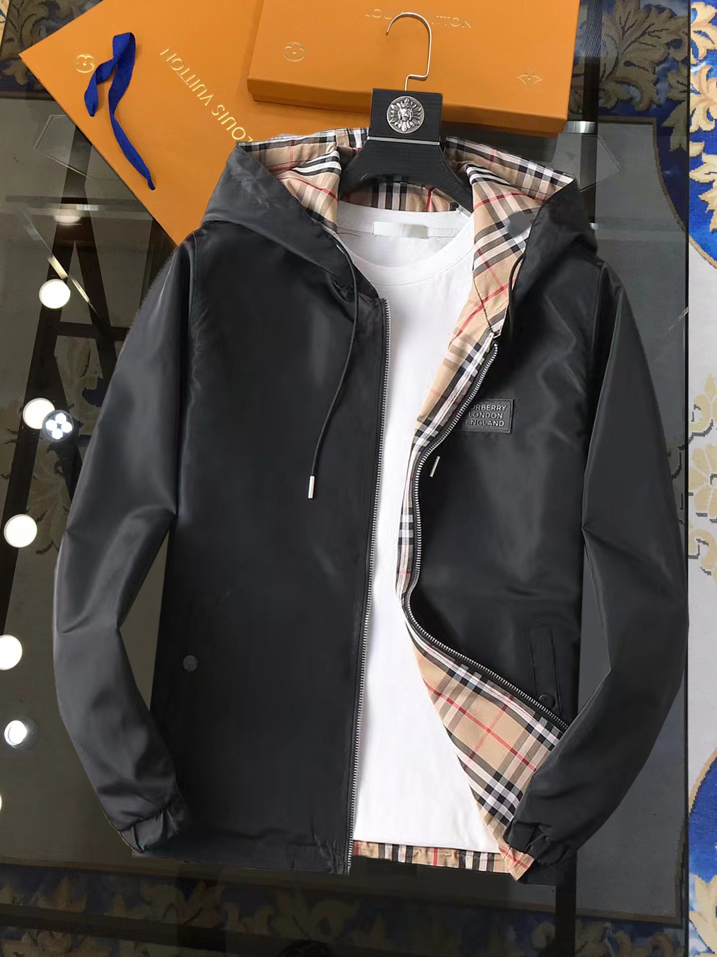 NO:953648,The hottest item for autumn, the same style is available on Burberry’s official website, and is on sale in advance!  2026ss autumn new double-sided men's jacket, original single and three-standard high-end version!  With hidden hood, counter-customized fabrics with high breathability and comfort, impeccable details, brand element design concept, reflecting high quality. It feels delicate and soft!  It presents a casual cut and the upper body shape is awesome!  Size M～3XL, maximum weight.,,burberry,jackets & coats,jackets & coats,hats,19860909开秋爆款,巴宝莉 官网同款,提前发售！2026ss开秋新款双面男士夹克外套,原单三标齐全高端版本！带隐藏帽,专柜定制面料 透气舒适度高,细节无可挑剔,品牌元素设计理念,体现高品质.手感细腻柔软！呈现休闲裁剪,上身版型超赞！码数M～3XL,最大穿斤.,,burberry,jackets & coats,jackets & coats,hats,,Men's clothing