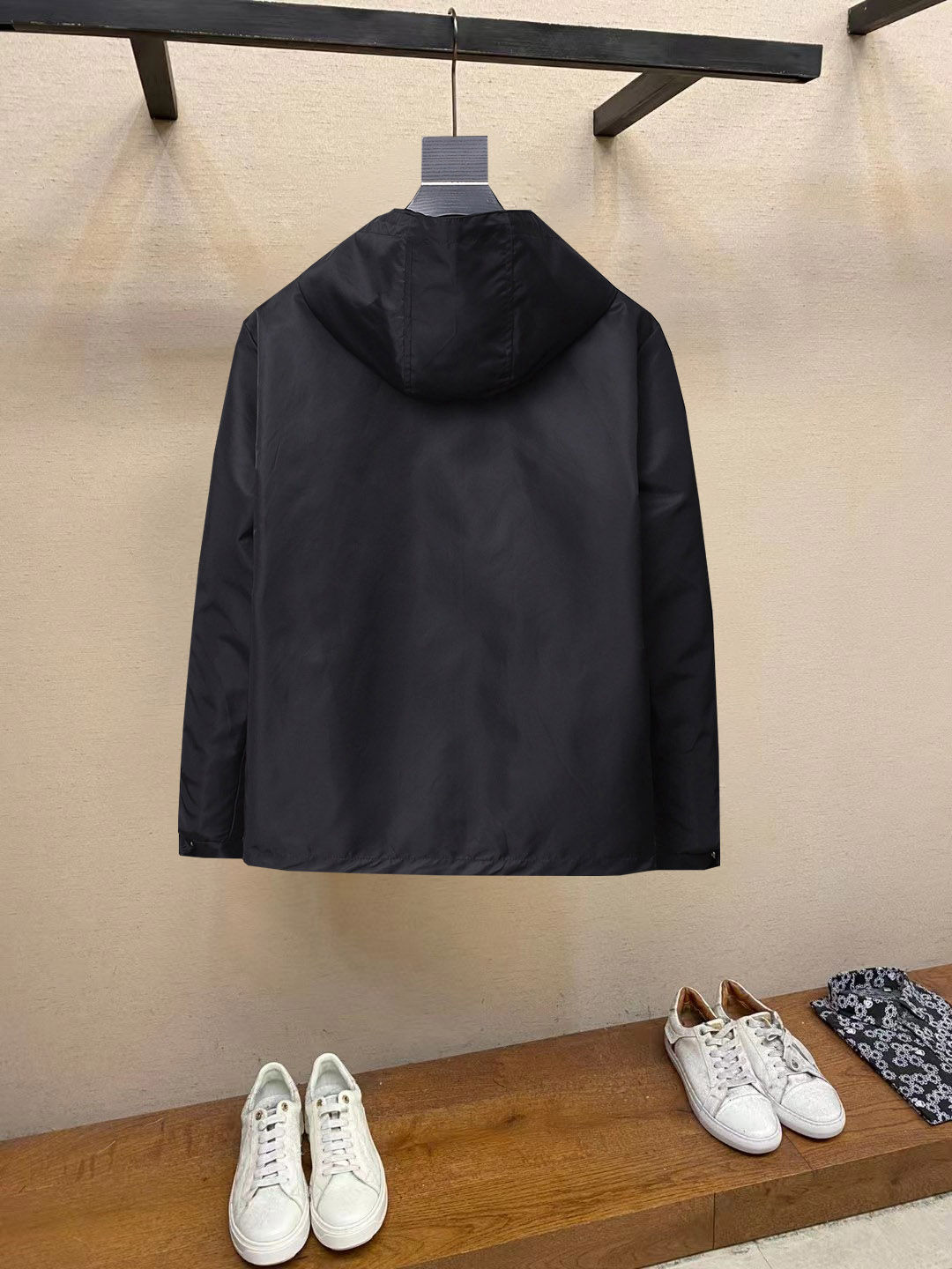 NO:862401,Hot spring style, the same style from PRADA’s official website, is on sale in advance!  2026ss new spring men's jackets, original high-end version with three standards!  With hidden hood, custom-made fabrics at the counter, highly breathable and comfortable, impeccable details, brand element design concept, reflecting high quality. It feels delicate and soft!  It presents a casual cut and the upper body shape is awesome!  Size M～3XL, maximum wearing capacity is 195kg.,,prada,prada,jackets & coats,jackets & coats,hats,19860909开春爆款,普拉达 PRADA 官网同款,提前发售！2026ss开春新款男士夹克外套,原单三标齐全高端版本！带隐藏帽,专柜定制面料 透气舒适度高,细节无可挑剔,品牌元素设计理念,体现高品质.手感细腻柔软！呈现休闲裁剪,上身版型超赞！码数M～3XL,最大穿195斤.,,prada,prada,jackets & coats,jackets & coats,hats,,Men's clothing
