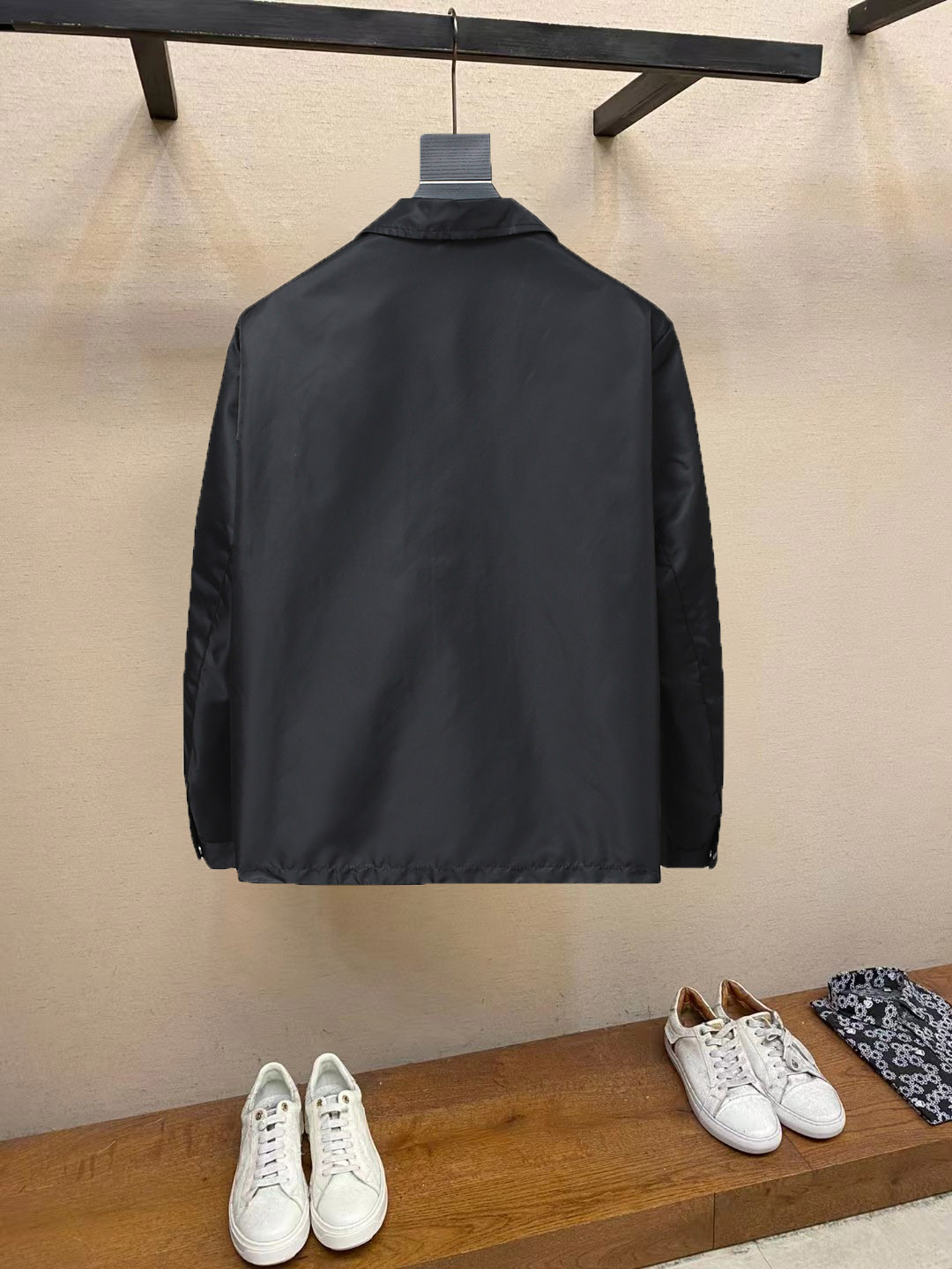NO:862426,Hot spring style, the same style from PRADA’s official website, is on sale in advance!  2026ss new spring men's jackets, original high-end version with three standards!  With hidden hood, custom-made fabrics at the counter, highly breathable and comfortable, impeccable details, brand element design concept, reflecting high quality. It feels delicate and soft!  It presents a casual cut and the upper body shape is awesome!  Size M～3XL, maximum wearing capacity is 195kg.,,prada,prada,jackets & coats,jackets & coats,hats,19860909开春爆款,普拉达 PRADA 官网同款,提前发售！2026ss开春新款男士夹克外套,原单三标齐全高端版本！带隐藏帽,专柜定制面料 透气舒适度高,细节无可挑剔,品牌元素设计理念,体现高品质.手感细腻柔软！呈现休闲裁剪,上身版型超赞！码数M～3XL,最大穿195斤.,,prada,prada,jackets & coats,jackets & coats,hats,,Men's clothing