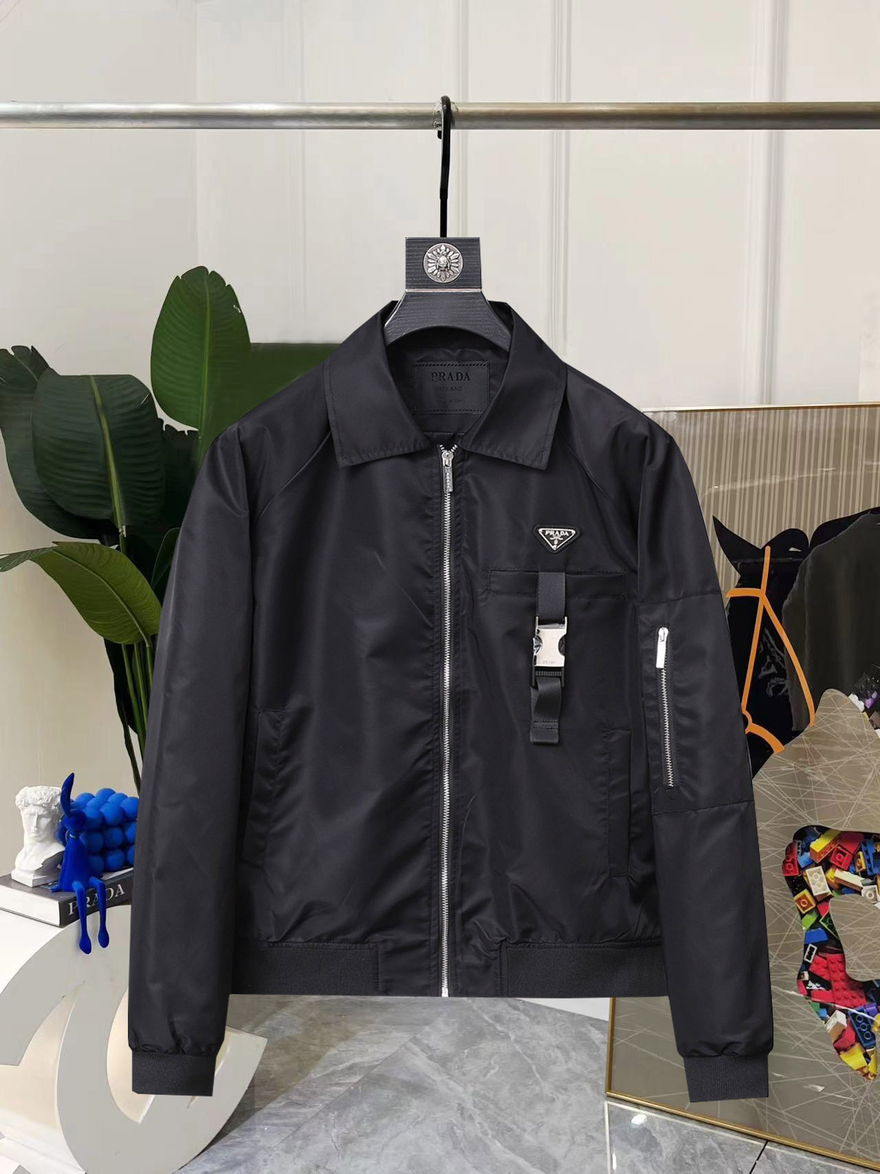 NO:734089,Hot spring style, the same style from PRADA’s official website, is on sale in advance!  2026ss new spring men's jackets, original high-end version with three standards!  With hidden hood, custom-made fabrics at the counter, highly breathable and comfortable, impeccable details, brand element design concept, reflecting high quality. It feels delicate and soft!  It presents a casual cut and the upper body shape is awesome!  Size M～3XL, maximum wearing capacity is 195kg.,,prada,prada,jackets & coats,jackets & coats,hats,19860909开春爆款,普拉达 PRADA 官网同款,提前发售！2026ss开春新款男士夹克外套,原单三标齐全高端版本！带隐藏帽,专柜定制面料 透气舒适度高,细节无可挑剔,品牌元素设计理念,体现高品质.手感细腻柔软！呈现休闲裁剪,上身版型超赞！码数M～3XL,最大穿195斤.,,prada,prada,jackets & coats,jackets & coats,hats,,Men's clothing