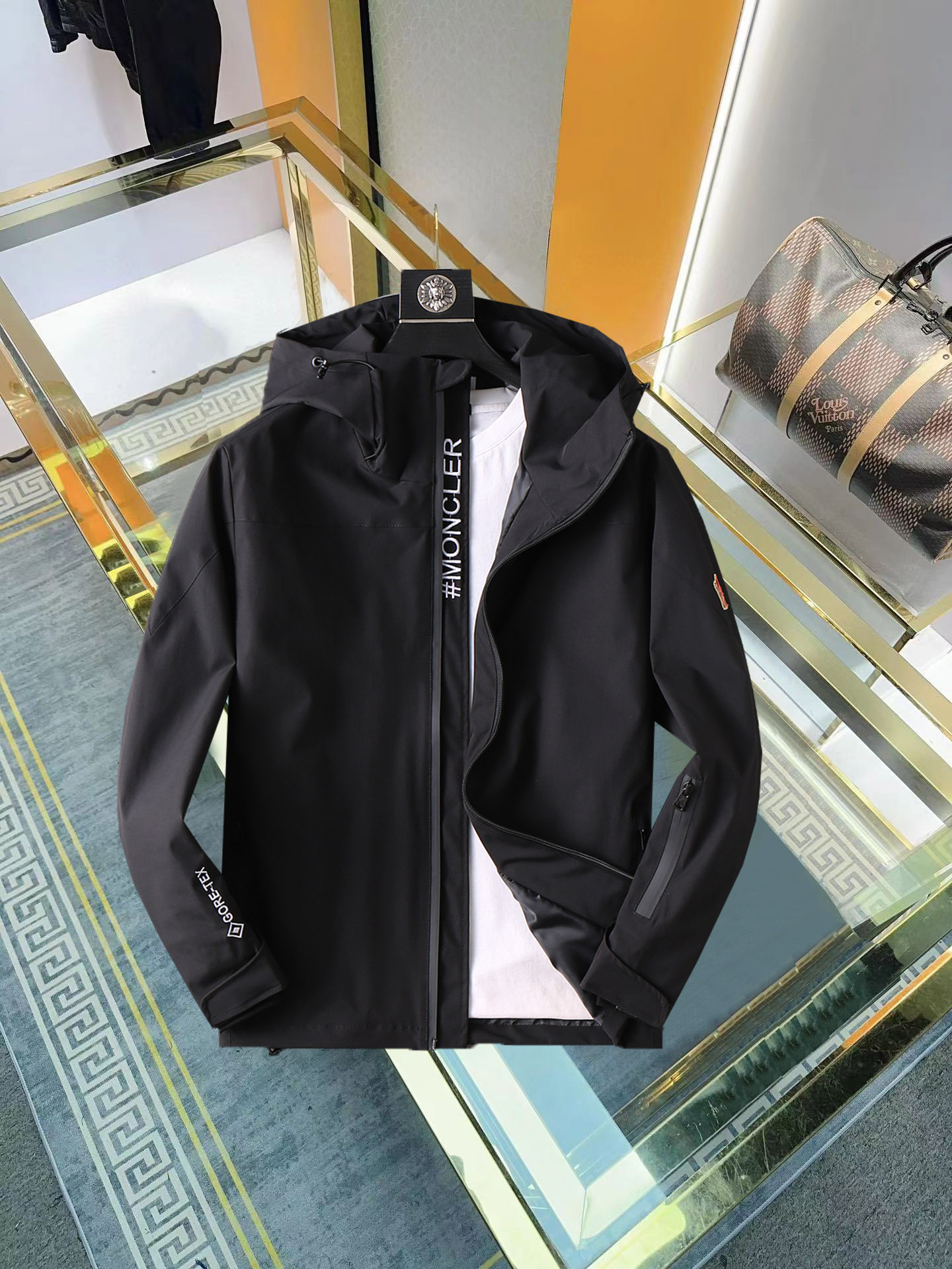 NO:952896,The hottest item for autumn, the same model is available on Moncler’s official website for men’s mouths, on sale in advance!  2026ss new autumn men's jackets, original single three-standard high-end version!  With hidden hood, counter-customized fabrics with high breathability and comfort, impeccable details, brand element design concept, reflecting high quality. It feels delicate and soft!  It presents a casual cut and the upper body shape is awesome!  Size M～3XL, maximum wearing capacity is 195 catties.,,Moncler,jackets & coats,jackets & coats,hats,19860909开秋爆款,蒙口 Moncler 官网同款,提前发售！2026ss开秋新款男士夹克外套,原单三标齐全高端版本！带隐藏帽,专柜定制面料 透气舒适度高,细节无可挑剔,品牌元素设计理念,体现高品质.手感细腻柔软！呈现休闲裁剪,上身版型超赞！码数M～3XL,最大穿195斤.,,Moncler,jackets & coats,jackets & coats,hats,,Men's clothing