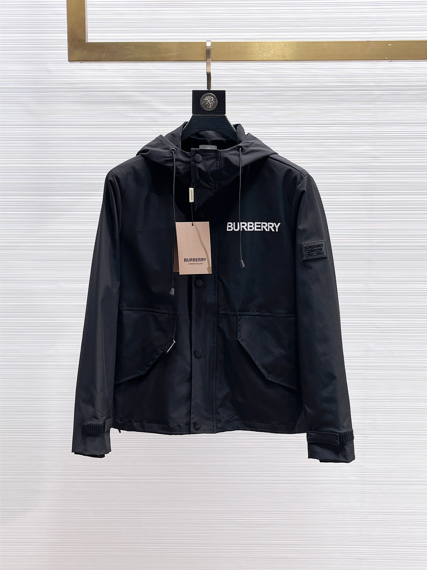 NO:869977,The popular Burberry style for spring is the same style on Burberry’s official website, and is on sale in advance!  2026ss new spring men's jackets, original high-end version with three standards!  With hidden hood, custom-made fabrics at the counter, highly breathable and comfortable, impeccable details, brand element design concept, reflecting high quality. It feels delicate and soft!  It presents a casual cut and the upper body shape is awesome!  Size M～3XL, maximum wearing capacity is 195 catties.,,burberry,burberry,jackets & coats,jackets & coats,hats,19860909开春爆款巴宝莉 Burberry 官网同款,提前发售！2026ss开春新款男士夹克外套,原单三标齐全高端版本！带隐藏帽,专柜定制面料 透气舒适度高,细节无可挑剔,品牌元素设计理念,体现高品质.手感细腻柔软！呈现休闲裁剪,上身版型超赞！码数M～3XL,最大穿195斤.,,burberry,burberry,jackets & coats,jackets & coats,hats,,Men's clothing