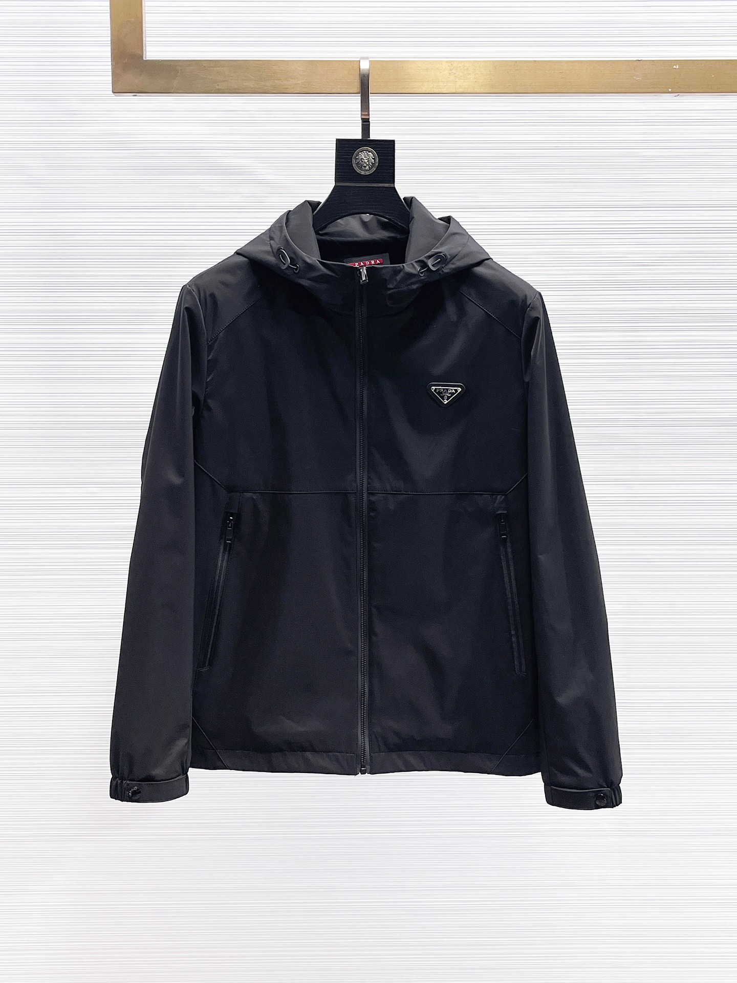 NO:869922,The popular Prada model for spring is the same model as on PRADA’s official website, and is on sale in advance!  2026ss new spring men's jackets, original high-end version with three standards!  With hidden hood, custom-made fabrics at the counter, highly breathable and comfortable, impeccable details, brand element design concept, reflecting high quality. It feels delicate and soft!  It presents a casual cut and the upper body shape is awesome!  Size M～3XL, maximum wearing capacity is 195kg.,,prada,prada,jackets & coats,jackets & coats,hats,19860909开春爆款普拉达 PRADA 官网同款,提前发售！2026ss开春新款男士夹克外套,原单三标齐全高端版本！带隐藏帽,专柜定制面料 透气舒适度高,细节无可挑剔,品牌元素设计理念,体现高品质.手感细腻柔软！呈现休闲裁剪,上身版型超赞！码数M～3XL,最大穿195斤.,,prada,prada,jackets & coats,jackets & coats,hats,,Men's clothing