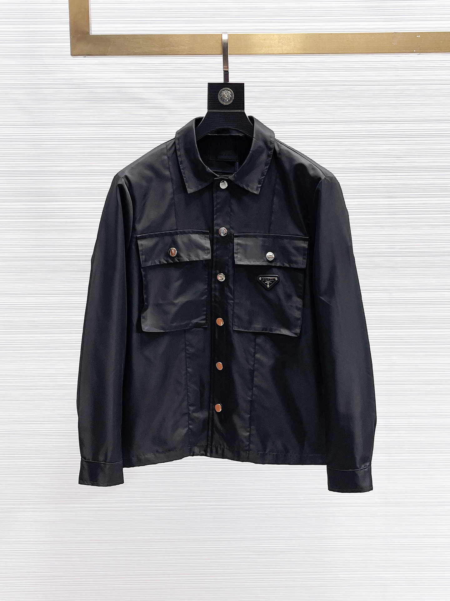 NO:869936,The popular Prada model for spring is the same model as on PRADA’s official website, and is on sale in advance!  2026ss new spring men's jackets, original high-end version with three standards!  With hidden hood, custom-made fabrics at the counter, highly breathable and comfortable, impeccable details, brand element design concept, reflecting high quality. It feels delicate and soft!  It presents a casual cut and the upper body shape is awesome!  Size M～3XL, maximum wearing capacity is 195kg.,,prada,prada,jackets & coats,jackets & coats,hats,19860909开春爆款普拉达 PRADA 官网同款,提前发售！2026ss开春新款男士夹克外套,原单三标齐全高端版本！带隐藏帽,专柜定制面料 透气舒适度高,细节无可挑剔,品牌元素设计理念,体现高品质.手感细腻柔软！呈现休闲裁剪,上身版型超赞！码数M～3XL,最大穿195斤.,,prada,prada,jackets & coats,jackets & coats,hats,,Men's clothing