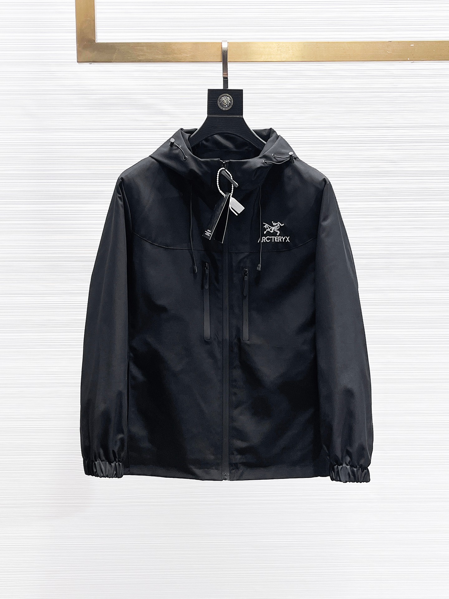 NO:869942,The popular Arc’teryx for spring is the same model as the official website, and is on sale in advance!  2026ss new spring men's jackets, original high-end version with three standards!  With hidden hood, custom-made fabrics at the counter, highly breathable and comfortable, impeccable details, brand element design concept, reflecting high quality. It feels delicate and soft!  It presents a casual cut and the upper body shape is awesome!  Size M～3XL, maximum wearing capacity is 195 catties.,arc'teryx,jackets & coats,jackets & coats,hats,19860909开春爆款始祖鸟 官网同款,提前发售！2026ss开春新款男士夹克外套,原单三标齐全高端版本！带隐藏帽,专柜定制面料 透气舒适度高,细节无可挑剔,品牌元素设计理念,体现高品质.手感细腻柔软！呈现休闲裁剪,上身版型超赞！码数M～3XL,最大穿195斤.,arc'teryx,jackets & coats,jackets & coats,hats,,Men's clothing