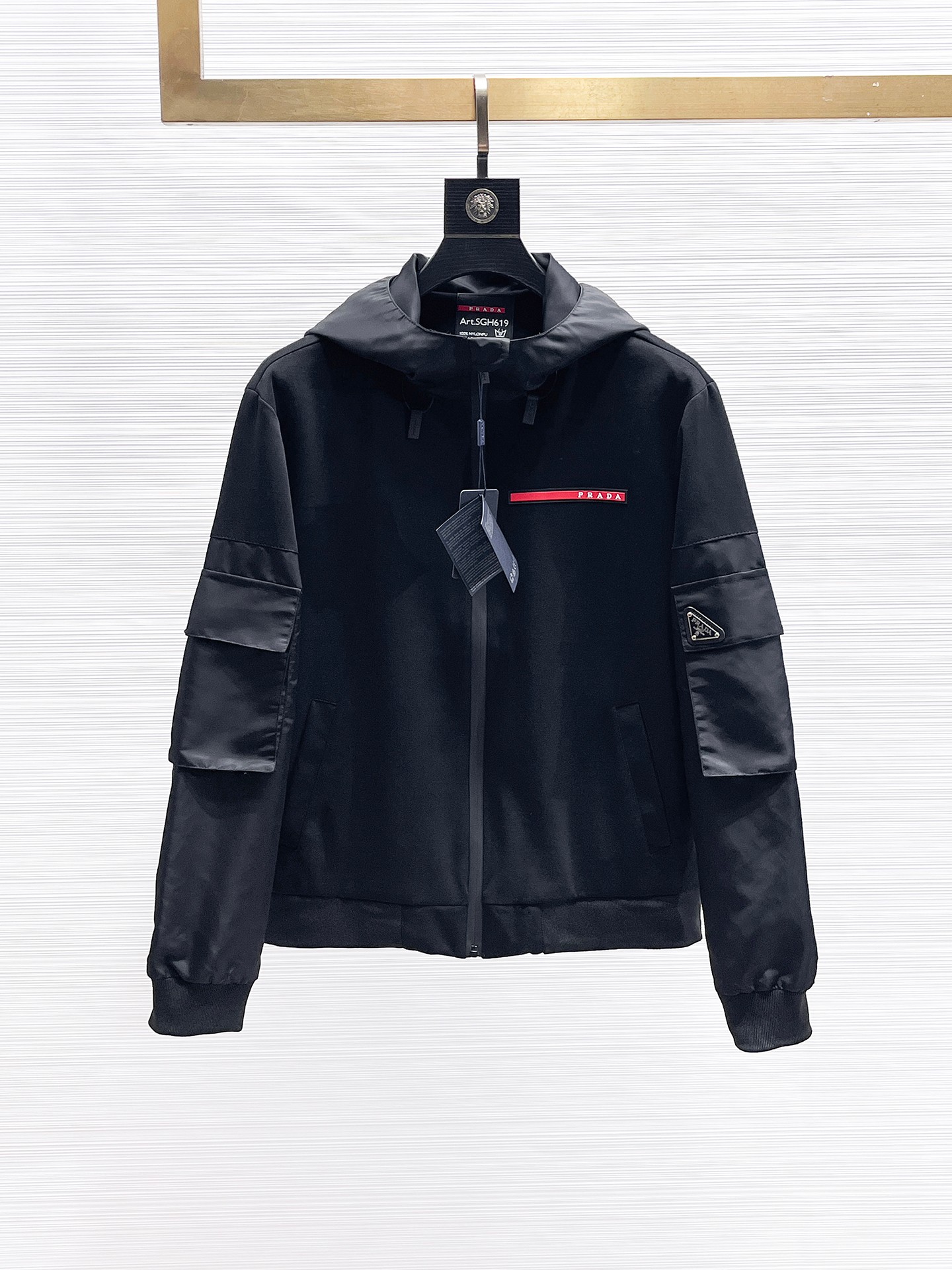 NO:869948,The popular Prada model for spring is the same model as on PRADA’s official website, and is on sale in advance!  2026ss new spring men's jackets, original high-end version with three standards!  With hidden hood, custom-made fabrics at the counter, highly breathable and comfortable, impeccable details, brand element design concept, reflecting high quality. It feels delicate and soft!  It presents a casual cut and the upper body shape is awesome!  Size M～3XL, maximum wearing capacity is 195kg.,,prada,prada,jackets & coats,jackets & coats,hats,19860909开春爆款普拉达 PRADA 官网同款,提前发售！2026ss开春新款男士夹克外套,原单三标齐全高端版本！带隐藏帽,专柜定制面料 透气舒适度高,细节无可挑剔,品牌元素设计理念,体现高品质.手感细腻柔软！呈现休闲裁剪,上身版型超赞！码数M～3XL,最大穿195斤.,,prada,prada,jackets & coats,jackets & coats,hats,,Men's clothing
