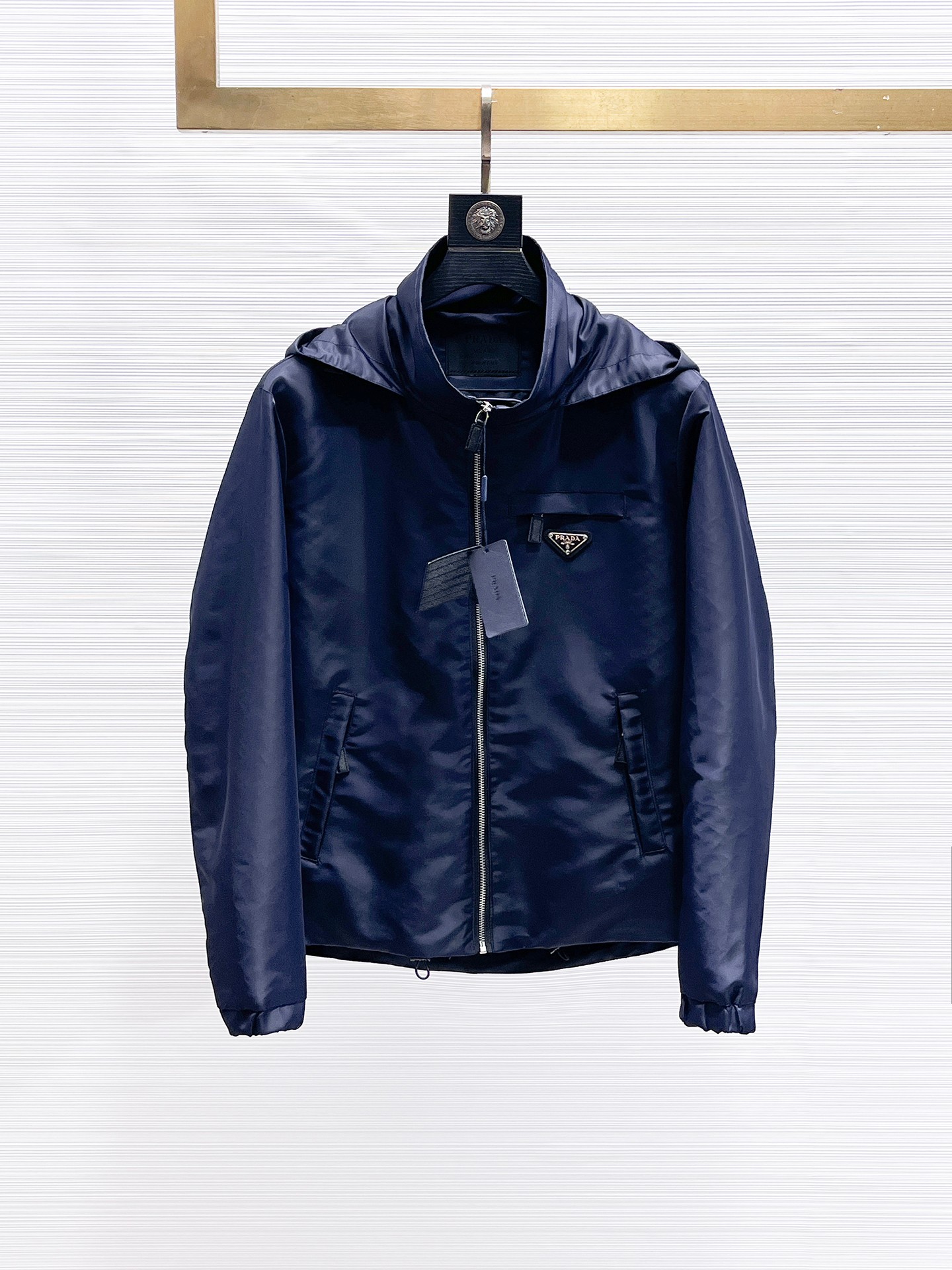NO:869961,The popular Prada model for spring is the same model as on PRADA’s official website, and is on sale in advance!  2026ss new spring men's jackets, original high-end version with three standards!  With hidden hood, custom-made fabrics at the counter, highly breathable and comfortable, impeccable details, brand element design concept, reflecting high quality. It feels delicate and soft!  It presents a casual cut and the upper body shape is awesome!  Size M～3XL, maximum wearing capacity is 195kg.,,prada,prada,jackets & coats,jackets & coats,hats,19860909开春爆款普拉达 PRADA 官网同款,提前发售！2026ss开春新款男士夹克外套,原单三标齐全高端版本！带隐藏帽,专柜定制面料 透气舒适度高,细节无可挑剔,品牌元素设计理念,体现高品质.手感细腻柔软！呈现休闲裁剪,上身版型超赞！码数M～3XL,最大穿195斤.,,prada,prada,jackets & coats,jackets & coats,hats,,Men's clothing