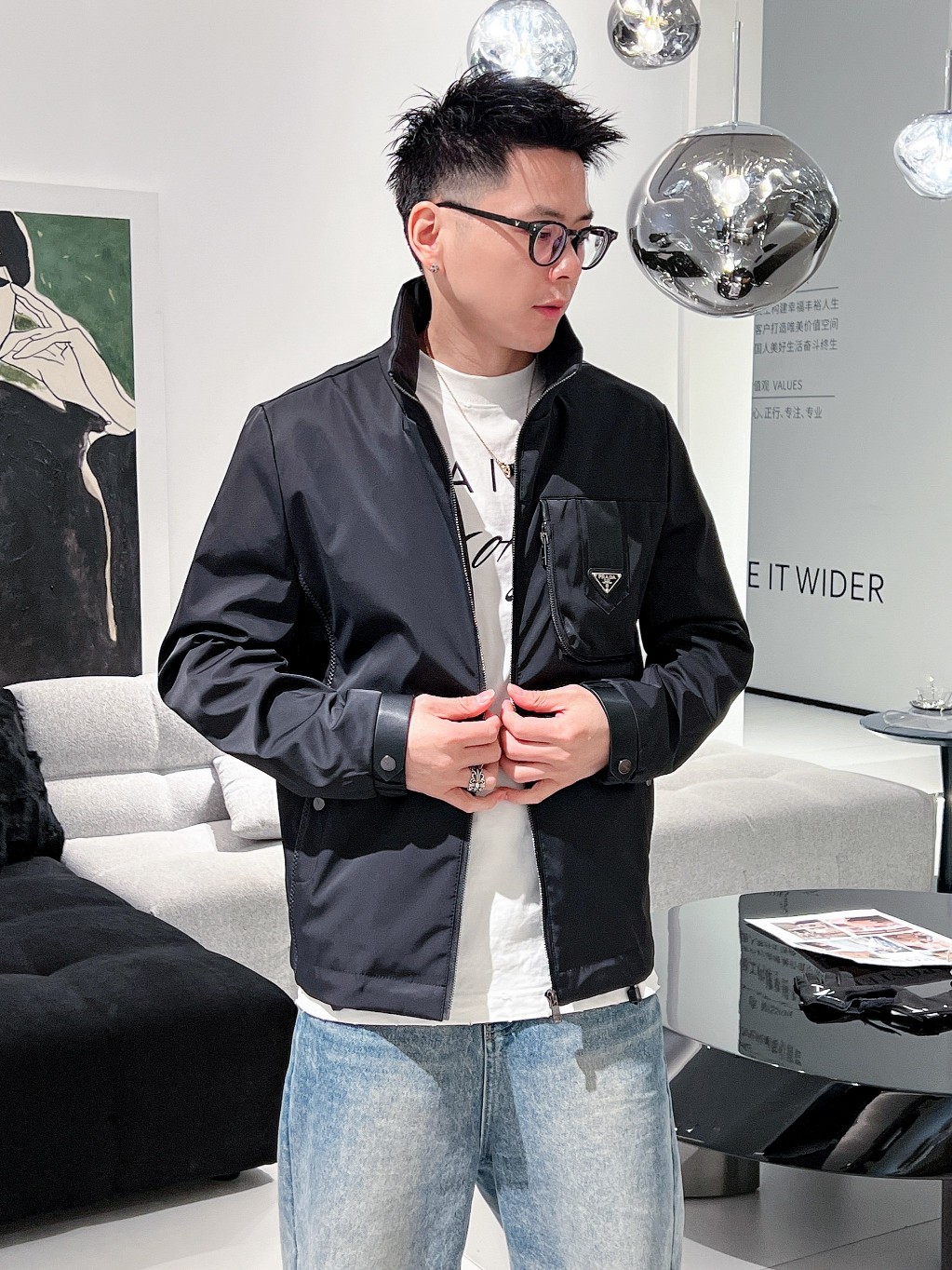 NO:139172,The same model on Prada PRADA official website, released in advance!  2025ss Spring New Men's Jacket, original single three-standard full high-end version!  With hidden hat, customized fabric for counter, high breathability and comfort, impeccable details, brand element design concept, reflecting high quality. The feel is delicate and soft!  It is casually cut, with a great upper body style!  The number of code M~3XL, the maximum wear is 195 catties.,,prada,prada,jackets & coats,jackets & coats,hats,alexander wang19860909普拉达 PRADA 官网同款,提前发售！2025ss开春新款男士夹克外套,原单三标齐全高端版本！带隐藏帽,专柜定制面料 透气舒适度高,细节无可挑剔,品牌元素设计理念,体现高品质.手感细腻柔软！呈现休闲裁剪,上身版型超赞！码数M～3XL,最大穿195斤.,,prada,prada,jackets & coats,jackets & coats,hats,alexander wang,Men's clothing