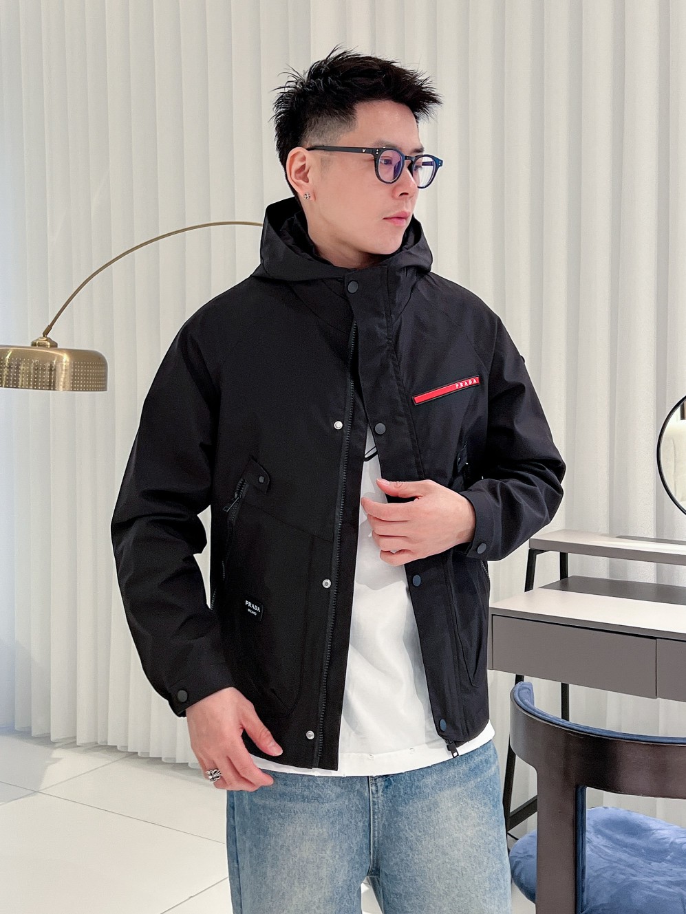 NO:139182,The same model on Prada PRADA official website, released in advance!  2025ss Spring New Men's Jacket, original single three-standard full high-end version!  With hidden hat, customized fabric for counter, high breathability and comfort, impeccable details, brand element design concept, reflecting high quality. The feel is delicate and soft!  It is casually cut, with a great upper body style!  The number of code M~3XL, the maximum wear is 195 catties.,,prada,prada,jackets & coats,jackets & coats,hats,alexander wang19860909普拉达 PRADA 官网同款,提前发售！2025ss开春新款男士夹克外套,原单三标齐全高端版本！带隐藏帽,专柜定制面料 透气舒适度高,细节无可挑剔,品牌元素设计理念,体现高品质.手感细腻柔软！呈现休闲裁剪,上身版型超赞！码数M～3XL,最大穿195斤.,,prada,prada,jackets & coats,jackets & coats,hats,alexander wang,Men's clothing