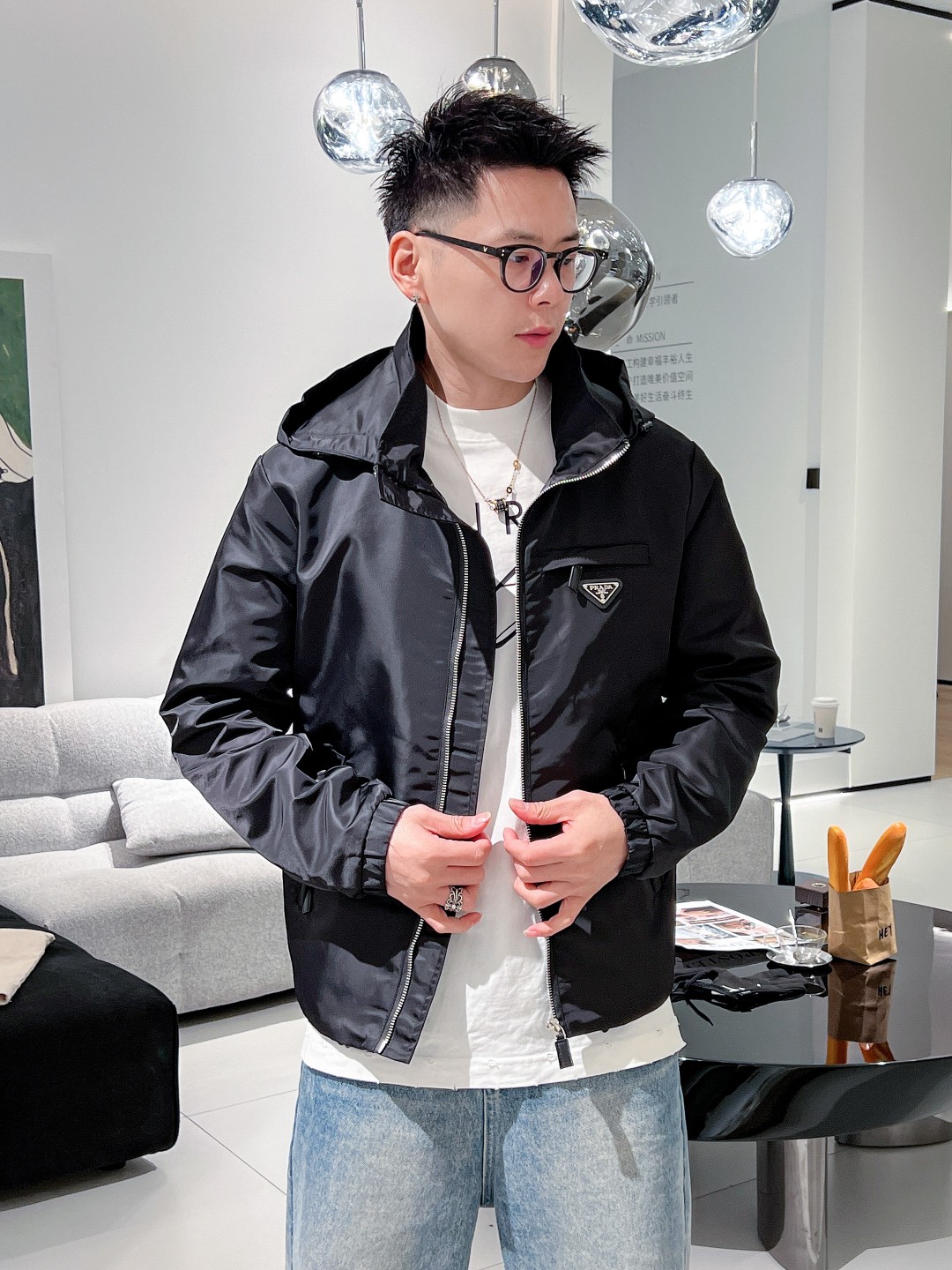 NO:139192,The same model on Prada PRADA official website, released in advance!  2025ss Spring New Men's Jacket, original single three-standard full high-end version!  With hidden hat, customized fabric for counter, high breathability and comfort, impeccable details, brand element design concept, reflecting high quality. The feel is delicate and soft!  It is casually cut, with a great upper body style!  The number of code M~3XL, the maximum wear is 195 catties.,,prada,prada,jackets & coats,jackets & coats,hats,alexander wang19860909普拉达 PRADA 官网同款,提前发售！2025ss开春新款男士夹克外套,原单三标齐全高端版本！带隐藏帽,专柜定制面料 透气舒适度高,细节无可挑剔,品牌元素设计理念,体现高品质.手感细腻柔软！呈现休闲裁剪,上身版型超赞！码数M～3XL,最大穿195斤.,,prada,prada,jackets & coats,jackets & coats,hats,alexander wang,Men's clothing