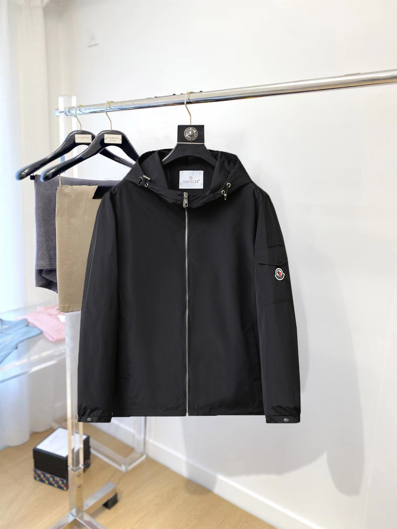 NO:954482,Hot autumn style, Meng Mouth (high-end quality) 2026 early autumn new stylish casual hooded jacket, imported original technical fabrics, comfortable and breathable upper body, exquisite hand-embroidered letter logo on the chest, unique design reversible style, digital positioning printing technology on the reverse, highlighting the personality of young people, original hardware accessories, extremely high-grade, handsome upper body!  M-3XL,,Moncler,jackets & coats,jackets & coats,hats,19860909开秋爆款, 蒙口（高端品质）2026早秋新品时尚休闲连帽夹克外套,进口原版科技面料,上身舒适透气,胸前精致手工刺绣工艺字母logo,独特设计两面穿风格,反面数码定位印花工艺,彰显了年轻人的个性,原版五金辅料,档次极高,上身帅气十足！M-3XL,,Moncler,jackets & coats,jackets & coats,hats,,Men's clothing