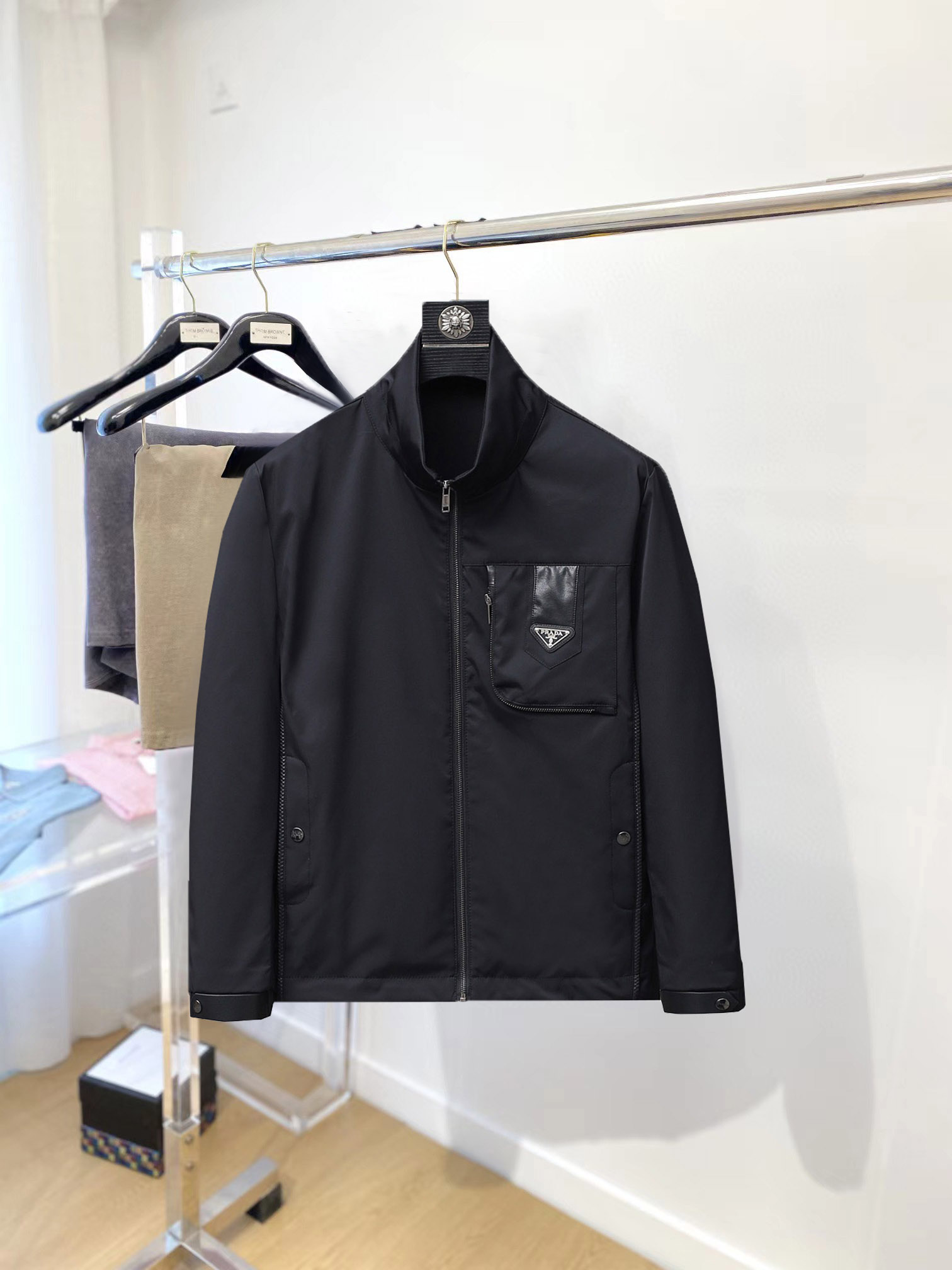 NO:954492,A hot item for the fall, Prada (high-end quality) 2026 early autumn new stylish casual hooded jacket, imported original technical fabrics, comfortable and breathable upper body, exquisite hand-embroidered letter logo on the chest, unique design reversible style, digital positioning printing technology on the reverse, highlighting the personality of young people, original hardware accessories, extremely high-grade, handsome upper body!  M-3XL,,prada,jackets & coats,jackets & coats,hats,19860909开秋爆款, 普拉达（高端品质）2026早秋新品时尚休闲连帽夹克外套,进口原版科技面料,上身舒适透气,胸前精致手工刺绣工艺字母logo,独特设计两面穿风格,反面数码定位印花工艺,彰显了年轻人的个性,原版五金辅料,档次极高,上身帅气十足！M-3XL,,prada,jackets & coats,jackets & coats,hats,,Men's clothing