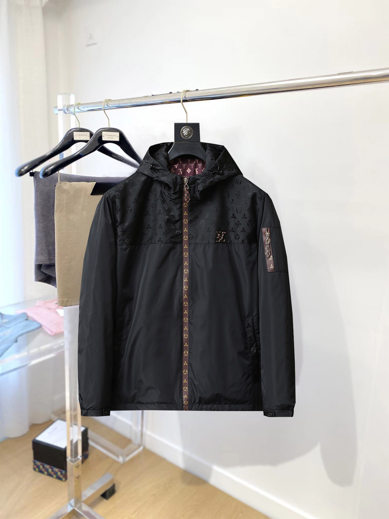 NO:954514,Hot item for the fall, LV (high-end quality) 2026 early autumn new fashion casual hooded jacket, imported original technical fabrics, comfortable and breathable upper body, exquisite hand-embroidered letter logo on the chest, unique design reversible style, digital positioning printing technology on the reverse, highlighting the personality of young people, original hardware accessories, extremely high grade, handsome upper body!  M-3XL,,louis vuitton,jackets & coats,jackets & coats,hats,19860909开秋爆款, LV（高端品质）2026早秋新品时尚休闲连帽夹克外套,进口原版科技面料,上身舒适透气,胸前精致手工刺绣工艺字母logo,独特设计两面穿风格,反面数码定位印花工艺,彰显了年轻人的个性,原版五金辅料,档次极高,上身帅气十足！M-3XL,,louis vuitton,jackets & coats,jackets & coats,hats,,Men's clothing