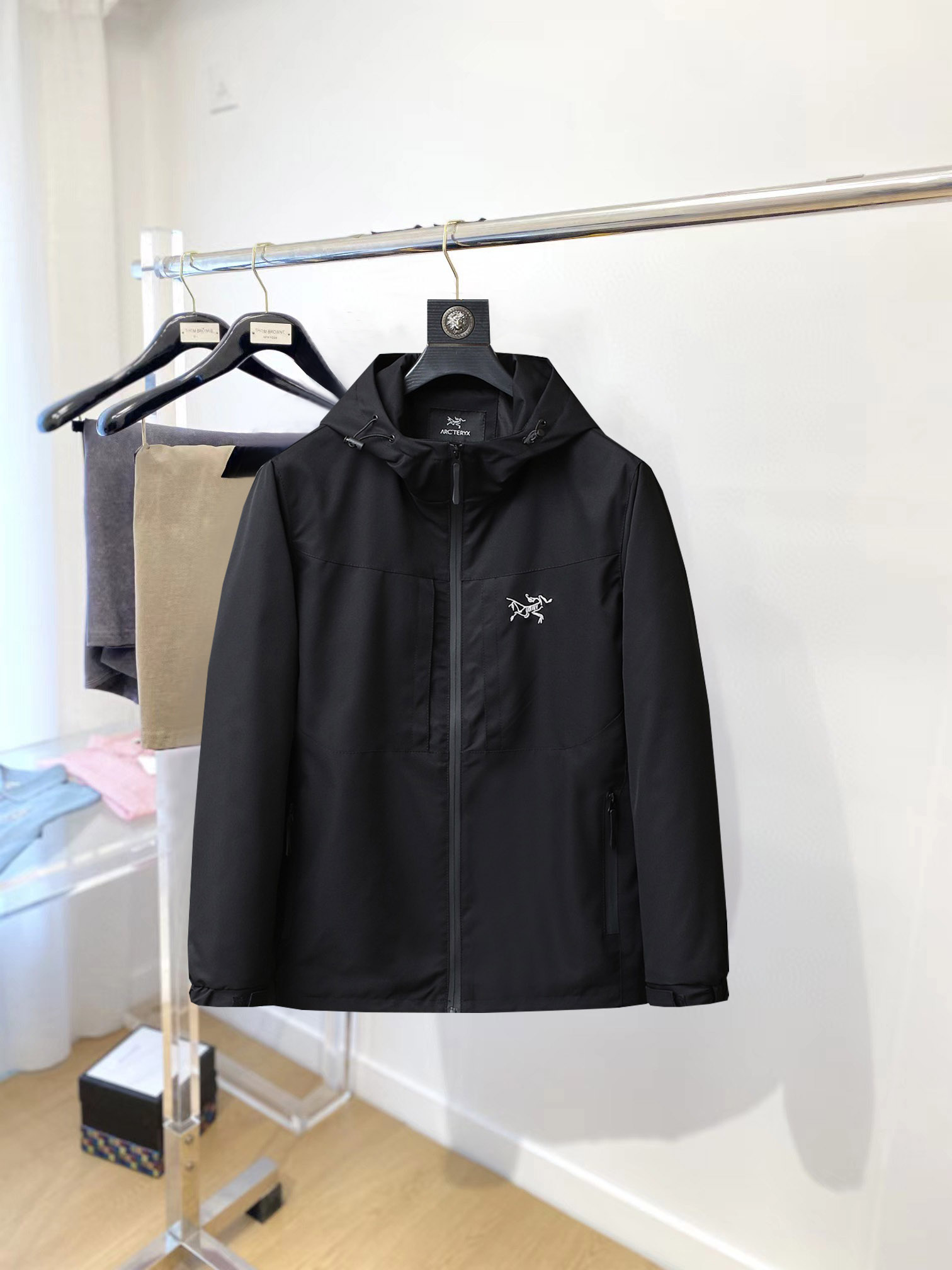 NO:954526,A hot item for the beginning of autumn, Archaeopteryx (high-end quality) 2026 early autumn new fashion casual hooded jacket, imported original technical fabrics, comfortable and breathable upper body, exquisite hand-embroidered letter logo on the chest, unique design reversible style, digital positioning printing technology on the reverse, highlighting the personality of young people, original hardware accessories, extremely high-grade, handsome upper body!  M-3XL,arc'teryx,jackets & coats,jackets & coats,hats,19860909开秋爆款, 始祖鸟（高端品质）2026早秋新品时尚休闲连帽夹克外套,进口原版科技面料,上身舒适透气,胸前精致手工刺绣工艺字母logo,独特设计两面穿风格,反面数码定位印花工艺,彰显了年轻人的个性,原版五金辅料,档次极高,上身帅气十足！M-3XL,arc'teryx,jackets & coats,jackets & coats,hats,,Men's clothing