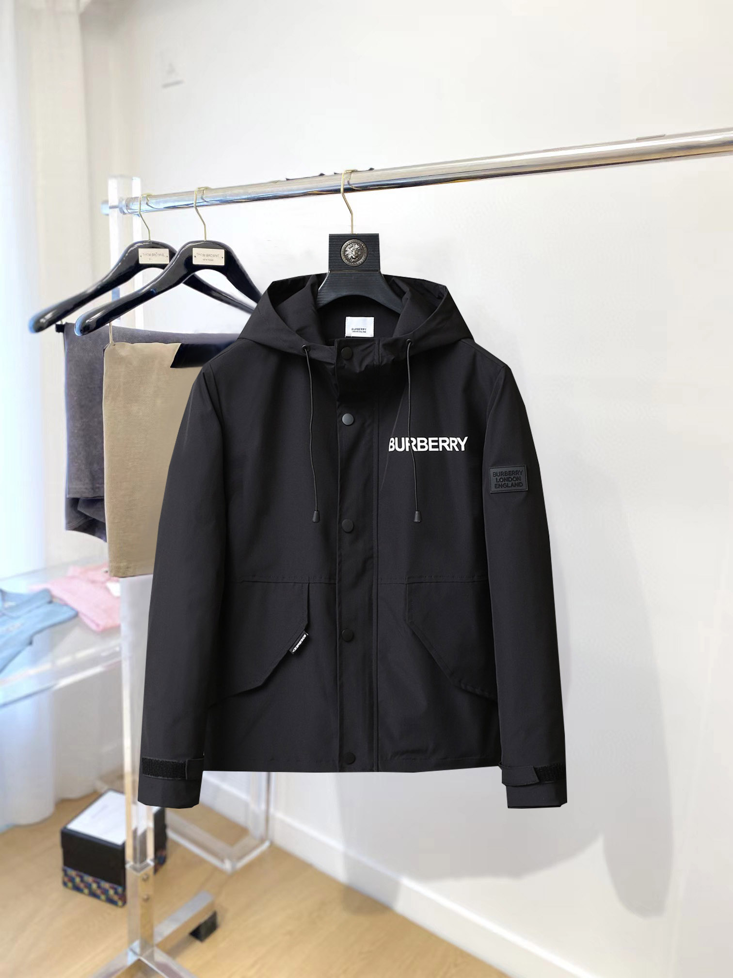 NO:954504,A hot item for the fall, Burberry (high-end quality) 2026 early autumn new stylish casual hooded jacket, imported original technical fabrics, comfortable and breathable upper body, exquisite hand-embroidered letter logo on the chest, unique design reversible style, digital positioning printing technology on the reverse, highlighting the personality of young people, original hardware accessories, extremely high-grade, handsome upper body!  M-3XL,,burberry,jackets & coats,jackets & coats,hats,19860909开秋爆款, 巴宝莉（高端品质）2026早秋新品时尚休闲连帽夹克外套,进口原版科技面料,上身舒适透气,胸前精致手工刺绣工艺字母logo,独特设计两面穿风格,反面数码定位印花工艺,彰显了年轻人的个性,原版五金辅料,档次极高,上身帅气十足！M-3XL,,burberry,jackets & coats,jackets & coats,hats,,Men's clothing