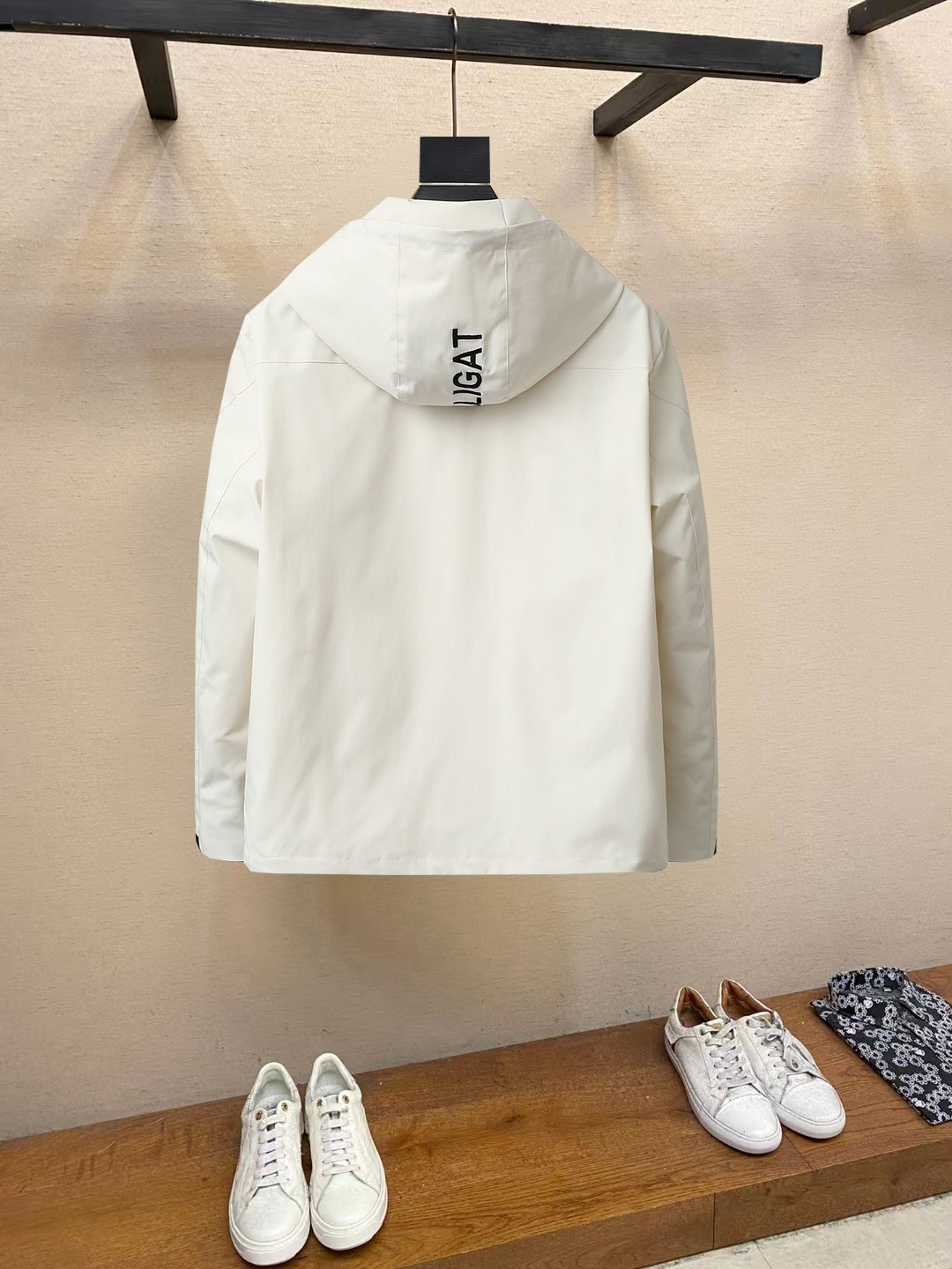 NO:862439,The hottest model for spring, the same model as the official website for Meng Mouth, released in advance!  2026ss new spring men's jackets, original high-end version with three standards!  With hidden hood, custom-made fabrics at the counter, highly breathable and comfortable, impeccable details, brand element design concept, reflecting high quality. It feels delicate and soft!  It presents a casual cut and the upper body shape is awesome!  Size M～3XL, maximum wearing capacity is 195 catties.,,Moncler,jackets & coats,jackets & coats,hats,19860909开春爆款,蒙口 官网同款,提前发售！2026ss开春新款男士夹克外套,原单三标齐全高端版本！带隐藏帽,专柜定制面料 透气舒适度高,细节无可挑剔,品牌元素设计理念,体现高品质.手感细腻柔软！呈现休闲裁剪,上身版型超赞！码数M～3XL,最大穿195斤.,,Moncler,jackets & coats,jackets & coats,hats,,Men's clothing