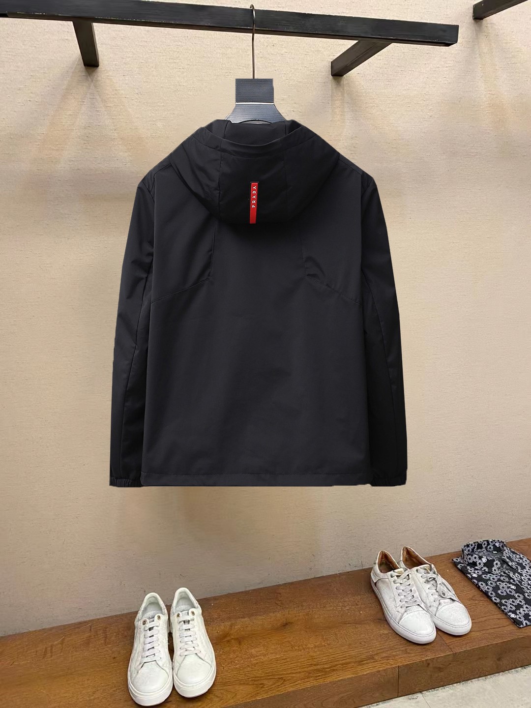 NO:862348,Hot spring style, the same style from PRADA’s official website, is on sale in advance!  2026ss new spring men's jackets, original high-end version with three standards!  With hidden hood, custom-made fabrics at the counter, highly breathable and comfortable, impeccable details, brand element design concept, reflecting high quality. It feels delicate and soft!  It presents a casual cut and the upper body shape is awesome!  Size M～3XL, maximum wearing capacity is 195kg.,,prada,prada,jackets & coats,jackets & coats,hats,19860909开春爆款,普拉达 PRADA 官网同款,提前发售！2026ss开春新款男士夹克外套,原单三标齐全高端版本！带隐藏帽,专柜定制面料 透气舒适度高,细节无可挑剔,品牌元素设计理念,体现高品质.手感细腻柔软！呈现休闲裁剪,上身版型超赞！码数M～3XL,最大穿195斤.,,prada,prada,jackets & coats,jackets & coats,hats,,Men's clothing