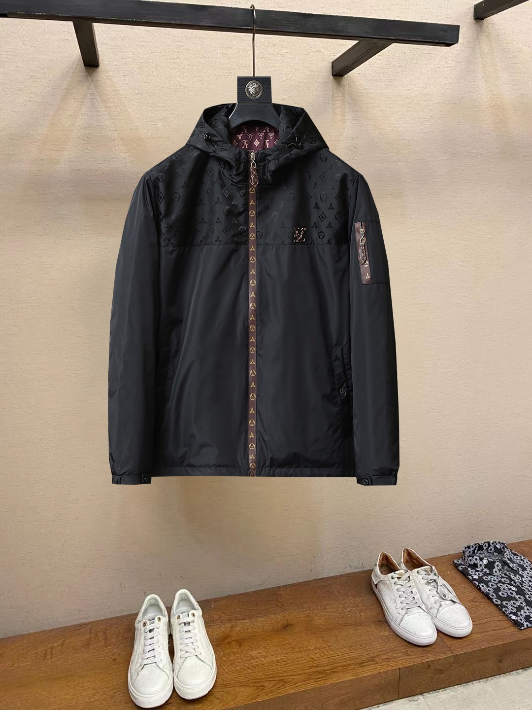 NO:862415,Hot spring style, same style as LV official website, on sale in advance!  2026ss new spring men's jackets, original high-end version with three standards!  With hidden hood, custom-made fabrics at the counter, highly breathable and comfortable, impeccable details, brand element design concept, reflecting high quality. It feels delicate and soft!  It presents a casual cut and the upper body shape is awesome!  Size M～3XL, maximum wear is 195kg.,,louis vuitton,jackets & coats,jackets & coats,hats,19860909开春爆款,LV 官网同款,提前发售！2026ss开春新款男士夹克外套,原单三标齐全高端版本！带隐藏帽,专柜定制面料 透气舒适度高,细节无可挑剔,品牌元素设计理念,体现高品质.手感细腻柔软！呈现休闲裁剪,上身版型超赞！码数M～3XL,最大穿195斤.,,louis vuitton,jackets & coats,jackets & coats,hats,,Men's clothing