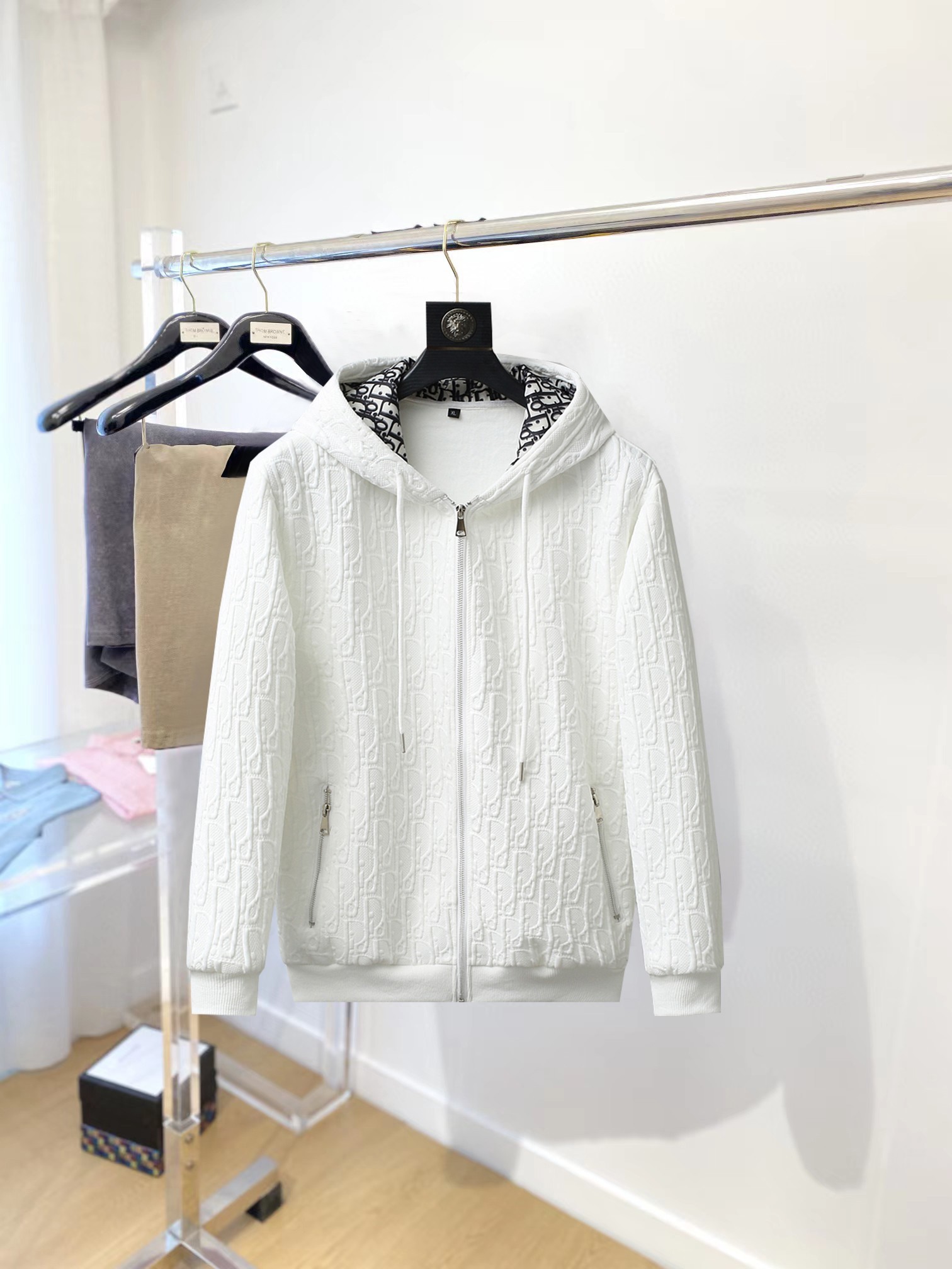 NO:954561,A hot item for autumn, Dior (high-end quality) 2026 early autumn new stylish casual hooded jacket, imported original technical fabrics, comfortable and breathable upper body, exquisite hand-embroidered letter logo on the chest, unique design reversible style, digital positioning printing technology on the reverse, highlighting the personality of young people, original hardware accessories, extremely high-grade, handsome upper body!  M-3XL,,dior,jackets & coats,jackets & coats,hats,19860909开秋爆款, 迪奥（高端品质）2026早秋新品时尚休闲连帽夹克外套,进口原版科技面料,上身舒适透气,胸前精致手工刺绣工艺字母logo,独特设计两面穿风格,反面数码定位印花工艺,彰显了年轻人的个性,原版五金辅料,档次极高,上身帅气十足！M-3XL,,dior,jackets & coats,jackets & coats,hats,,Men's clothing