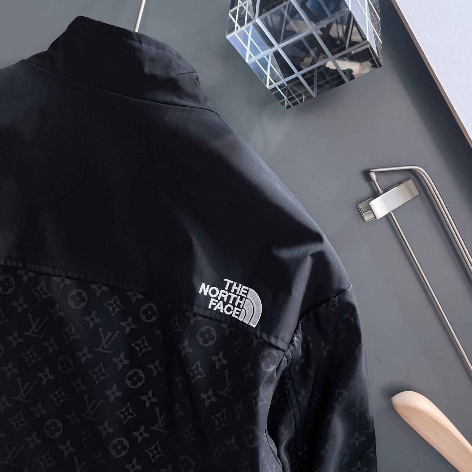 Louis Vuitton LV北面联名款 提前发售 2026ss开春新款男士夹克外套 三标齐全高端版本 带隐藏帽
