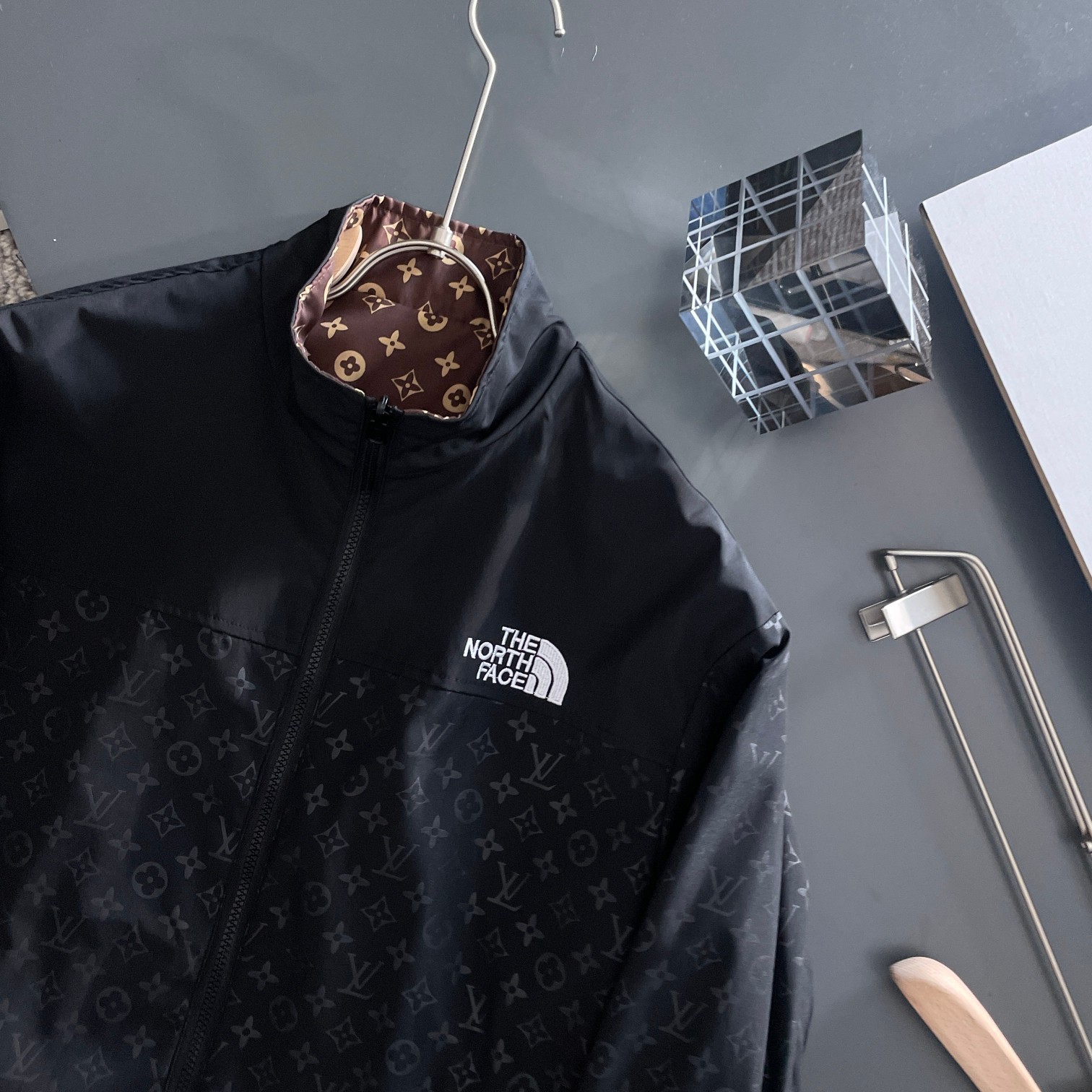 Louis Vuitton LV北面联名款 提前发售 2026ss开春新款男士夹克外套 三标齐全高端版本 带隐藏帽