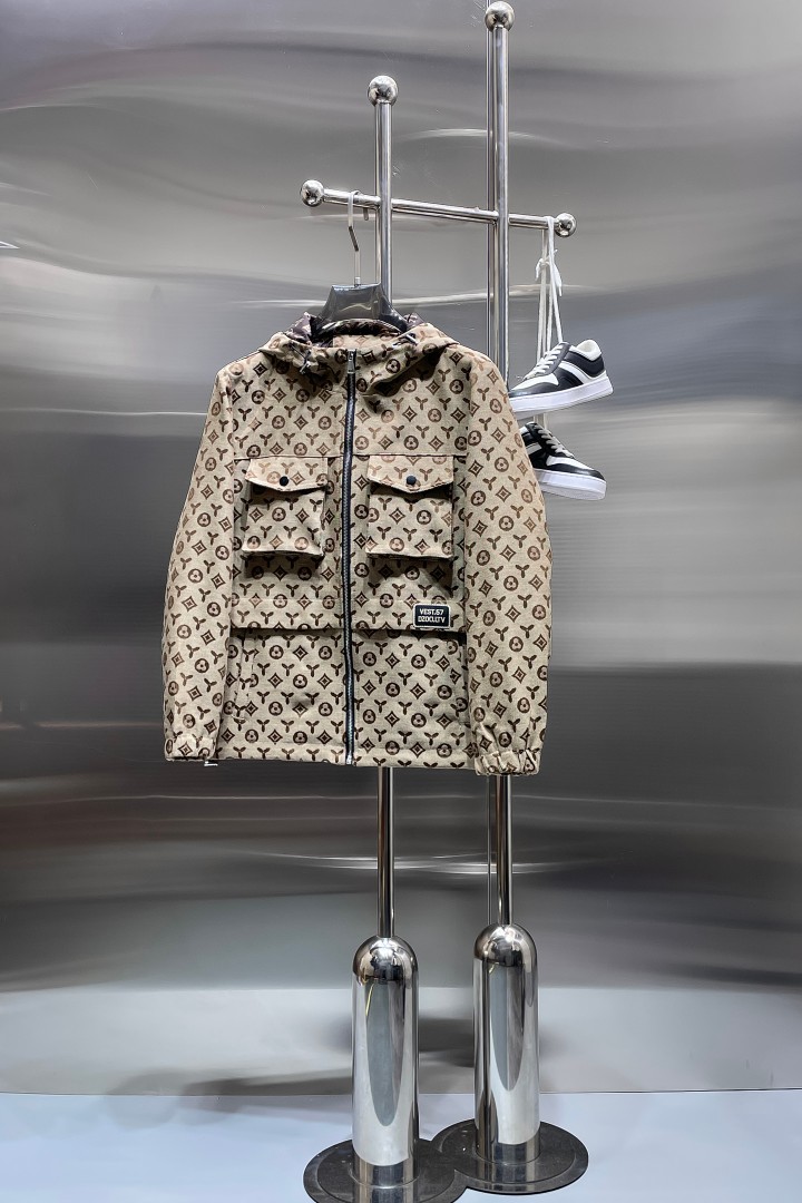 NO:876768,Hot spring style, same style as LV official website, on sale in advance!  2026ss new spring men's jackets, original high-end version with three standards!  With hidden hood, custom-made fabrics at the counter, highly breathable and comfortable, impeccable details, brand element design concept, reflecting high quality. It feels delicate and soft!  It presents a casual cut and the upper body shape is awesome!  Size M～3XL, maximum wear is 195kg.,,louis vuitton,jackets & coats,jackets & coats,hats,19860909开春爆款,LV 官网同款,提前发售！2026ss开春新款男士夹克外套,原单三标齐全高端版本！带隐藏帽,专柜定制面料 透气舒适度高,细节无可挑剔,品牌元素设计理念,体现高品质.手感细腻柔软！呈现休闲裁剪,上身版型超赞！码数M～3XL,最大穿195斤.,,louis vuitton,jackets & coats,jackets & coats,hats,,Men's clothing