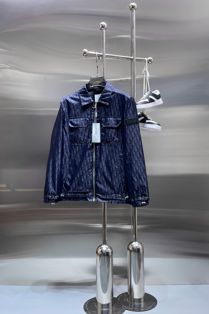 NO:876677,Hot spring style, the same style from Dior’s official website, on sale in advance!  2026ss new spring men's jackets, original high-end version with three standards!  With hidden hood, custom-made fabrics at the counter, highly breathable and comfortable, impeccable details, brand element design concept, reflecting high quality. It feels delicate and soft!  It presents a casual cut and the upper body shape is awesome!  Size M～3XL, maximum wearing capacity is 195 catties.,,dior,jackets & coats,jackets & coats,hats,19860909开春爆款,迪奥 官网同款,提前发售！2026ss开春新款男士夹克外套,原单三标齐全高端版本！带隐藏帽,专柜定制面料 透气舒适度高,细节无可挑剔,品牌元素设计理念,体现高品质.手感细腻柔软！呈现休闲裁剪,上身版型超赞！码数M～3XL,最大穿195斤.,,dior,jackets & coats,jackets & coats,hats,,Men's clothing
