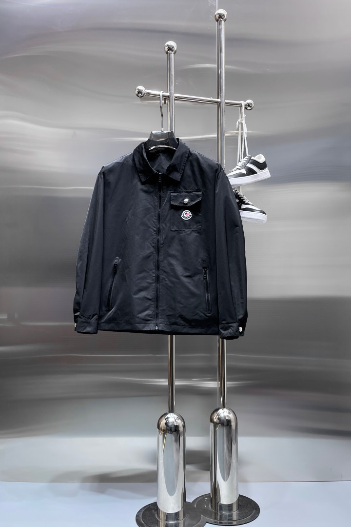 NO:876803,The hottest model for spring, the same model as the official website for Meng Mouth, released in advance!  2026ss new spring men's jackets, original high-end version with three standards!  With hidden hood, custom-made fabrics at the counter, highly breathable and comfortable, impeccable details, brand element design concept, reflecting high quality. It feels delicate and soft!  It presents a casual cut and the upper body shape is awesome!  Size M～3XL, maximum wearing capacity is 195 catties.,,Moncler,jackets & coats,jackets & coats,hats,19860909开春爆款,蒙口 官网同款,提前发售！2026ss开春新款男士夹克外套,原单三标齐全高端版本！带隐藏帽,专柜定制面料 透气舒适度高,细节无可挑剔,品牌元素设计理念,体现高品质.手感细腻柔软！呈现休闲裁剪,上身版型超赞！码数M～3XL,最大穿195斤.,,Moncler,jackets & coats,jackets & coats,hats,,Men's clothing