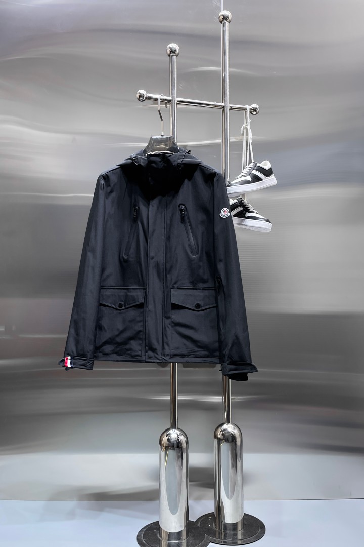 NO:876652,The hottest model for spring, the same model as the official website for Meng Mouth, released in advance!  2026ss new spring men's jackets, original high-end version with three standards!  With hidden hood, custom-made fabrics at the counter, highly breathable and comfortable, impeccable details, brand element design concept, reflecting high quality. It feels delicate and soft!  It presents a casual cut and the upper body shape is awesome!  Size M～3XL, maximum wearing capacity is 195 catties.,,Moncler,jackets & coats,jackets & coats,hats,19860909开春爆款,蒙口 官网同款,提前发售！2026ss开春新款男士夹克外套,原单三标齐全高端版本！带隐藏帽,专柜定制面料 透气舒适度高,细节无可挑剔,品牌元素设计理念,体现高品质.手感细腻柔软！呈现休闲裁剪,上身版型超赞！码数M～3XL,最大穿195斤.,,Moncler,jackets & coats,jackets & coats,hats,,Men's clothing