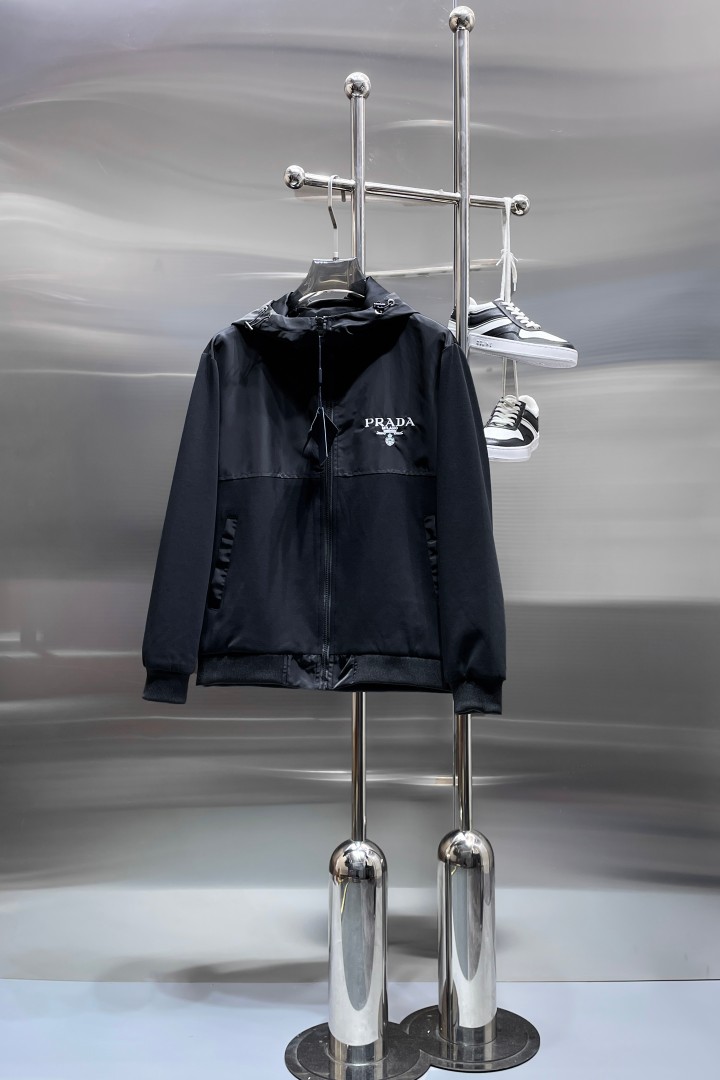 NO:876669,Hot spring style, same style as Prada’s official website, on sale in advance!  2026ss new spring men's jackets, original high-end version with three standards!  With hidden hood, custom-made fabrics at the counter, highly breathable and comfortable, impeccable details, brand element design concept, reflecting high quality. It feels delicate and soft!  It presents a casual cut and the upper body shape is awesome!  Size M～3XL, maximum wearing capacity is 195 catties.,,prada,jackets & coats,jackets & coats,hats,19860909开春爆款,普拉达 官网同款,提前发售！2026ss开春新款男士夹克外套,原单三标齐全高端版本！带隐藏帽,专柜定制面料 透气舒适度高,细节无可挑剔,品牌元素设计理念,体现高品质.手感细腻柔软！呈现休闲裁剪,上身版型超赞！码数M～3XL,最大穿195斤.,,prada,jackets & coats,jackets & coats,hats,,Men's clothing