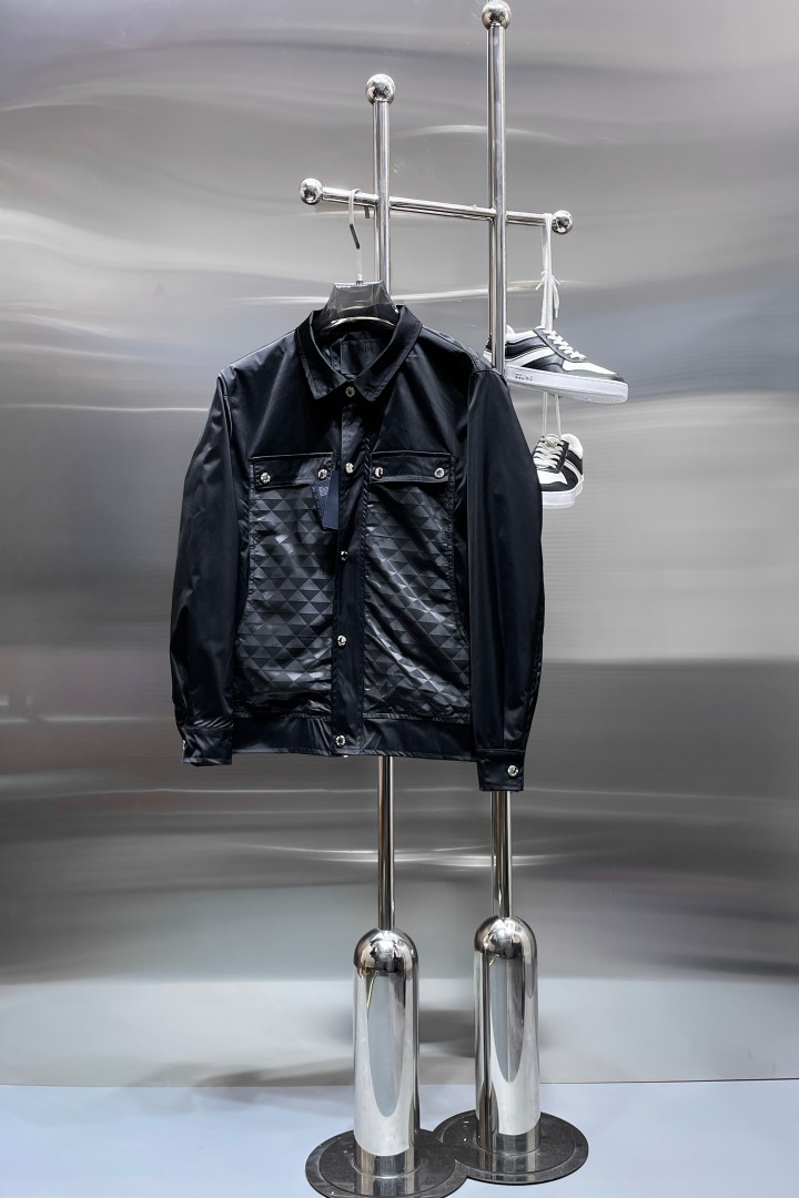 NO:876758,Hot spring style, same style as Prada’s official website, on sale in advance!  2026ss new spring men's jackets, original high-end version with three standards!  With hidden hood, custom-made fabrics at the counter, highly breathable and comfortable, impeccable details, brand element design concept, reflecting high quality. It feels delicate and soft!  It presents a casual cut and the upper body shape is awesome!  Size M～3XL, maximum wearing capacity is 195 catties.,,prada,jackets & coats,jackets & coats,hats,19860909开春爆款,普拉达 官网同款,提前发售！2026ss开春新款男士夹克外套,原单三标齐全高端版本！带隐藏帽,专柜定制面料 透气舒适度高,细节无可挑剔,品牌元素设计理念,体现高品质.手感细腻柔软！呈现休闲裁剪,上身版型超赞！码数M～3XL,最大穿195斤.,,prada,jackets & coats,jackets & coats,hats,,Men's clothing