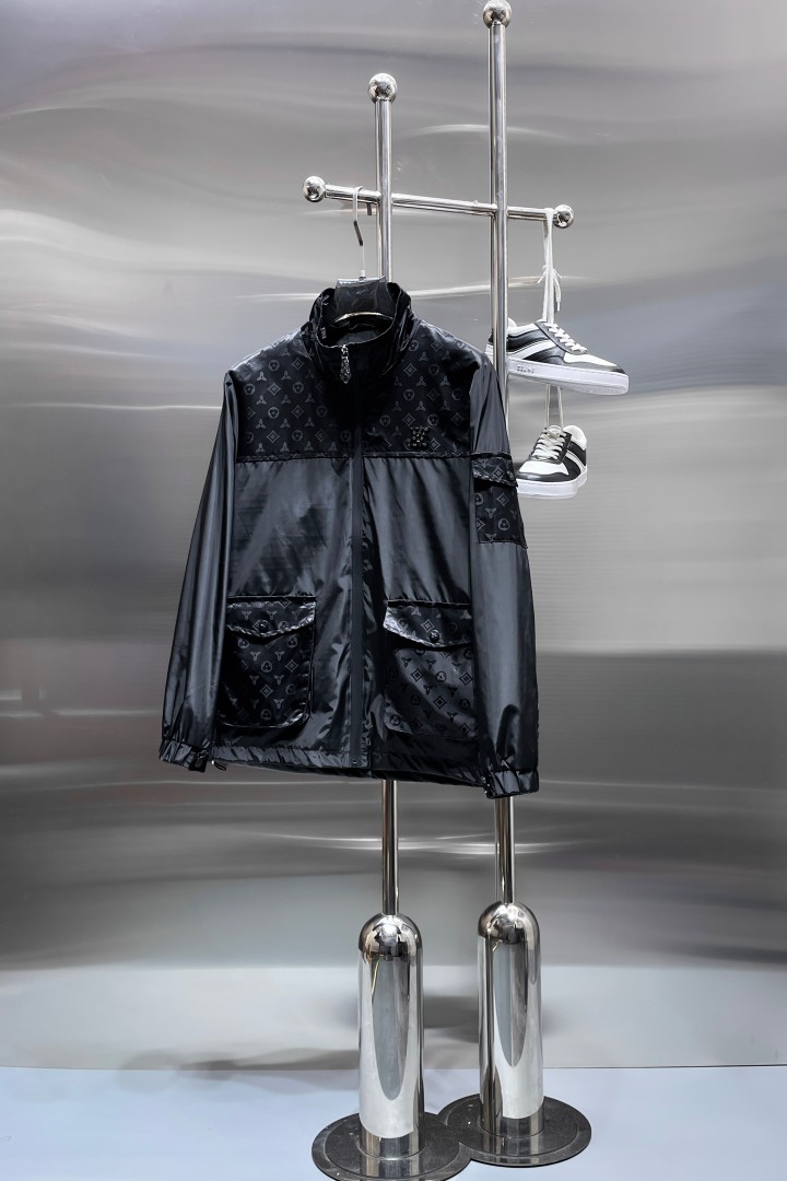 NO:876561,Hot spring style, same style as LV official website, on sale in advance!  2026ss new spring men's jackets, original high-end version with three standards!  With hidden hood, custom-made fabrics at the counter, highly breathable and comfortable, impeccable details, brand element design concept, reflecting high quality. It feels delicate and soft!  It presents a casual cut and the upper body shape is awesome!  Size M～3XL, maximum wear is 195kg.,,louis vuitton,jackets & coats,jackets & coats,hats,19860909开春爆款,LV 官网同款,提前发售！2026ss开春新款男士夹克外套,原单三标齐全高端版本！带隐藏帽,专柜定制面料 透气舒适度高,细节无可挑剔,品牌元素设计理念,体现高品质.手感细腻柔软！呈现休闲裁剪,上身版型超赞！码数M～3XL,最大穿195斤.,,louis vuitton,jackets & coats,jackets & coats,hats,,Men's clothing