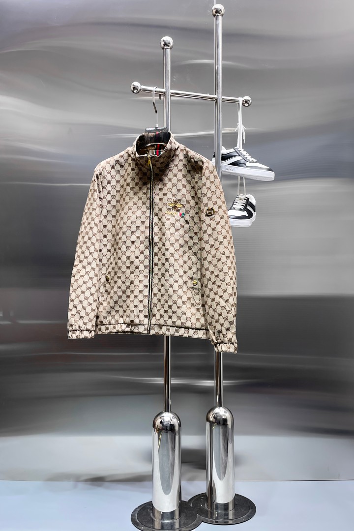 NO:876781,Hot spring style, same style as Gucci’s official website, on sale in advance!  2026ss new spring men's jackets, original high-end version with three standards!  With hidden hood, custom-made fabrics at the counter, highly breathable and comfortable, impeccable details, brand element design concept, reflecting high quality. It feels delicate and soft!  It presents a casual cut and the upper body shape is awesome!  Size M～3XL, maximum wearing capacity is 195 catties.,,jackets & coats,jackets & coats,hats,19860909开春爆款,古奇 官网同款,提前发售！2026ss开春新款男士夹克外套,原单三标齐全高端版本！带隐藏帽,专柜定制面料 透气舒适度高,细节无可挑剔,品牌元素设计理念,体现高品质.手感细腻柔软！呈现休闲裁剪,上身版型超赞！码数M～3XL,最大穿195斤.,,jackets & coats,jackets & coats,hats,,Men's clothing