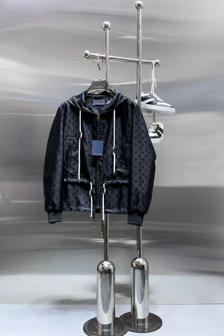 NO:849802,Hot spring style, same style as LV official website, on sale in advance!  2026ss new spring men's jackets, original high-end version with three standards!  With hidden hood, custom-made fabrics at the counter, highly breathable and comfortable, impeccable details, brand element design concept, reflecting high quality. It feels delicate and soft!  It presents a casual cut and the upper body shape is awesome!  Size M～3XL, maximum wear is 195kg.,,louis vuitton,jackets & coats,jackets & coats,hats,19860909开春爆款,LV 官网同款,提前发售！2026ss开春新款男士夹克外套,原单三标齐全高端版本！带隐藏帽,专柜定制面料 透气舒适度高,细节无可挑剔,品牌元素设计理念,体现高品质.手感细腻柔软！呈现休闲裁剪,上身版型超赞！码数M～3XL,最大穿195斤.,,louis vuitton,jackets & coats,jackets & coats,hats,,Men's clothing