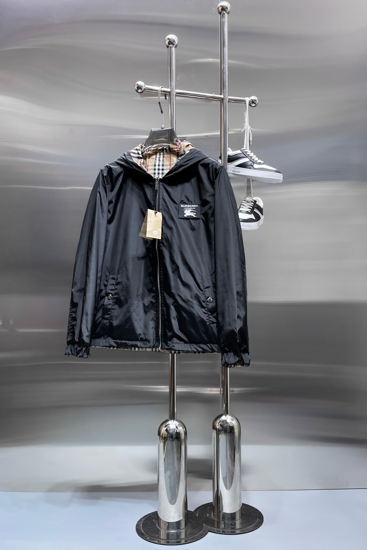 NO:876566,Hot spring style, the same style from Burberry’s official website, on sale in advance!  2026ss new spring men's jackets, original high-end version with three standards!  With hidden hood, custom-made fabrics at the counter, highly breathable and comfortable, impeccable details, brand element design concept, reflecting high quality. It feels delicate and soft!  It presents a casual cut and the upper body shape is awesome!  Size M～3XL, maximum wearing capacity is 195 catties.,,burberry,jackets & coats,jackets & coats,hats,19860909开春爆款,巴宝莉 官网同款,提前发售！2026ss开春新款男士夹克外套,原单三标齐全高端版本！带隐藏帽,专柜定制面料 透气舒适度高,细节无可挑剔,品牌元素设计理念,体现高品质.手感细腻柔软！呈现休闲裁剪,上身版型超赞！码数M～3XL,最大穿195斤.,,burberry,jackets & coats,jackets & coats,hats,,Men's clothing